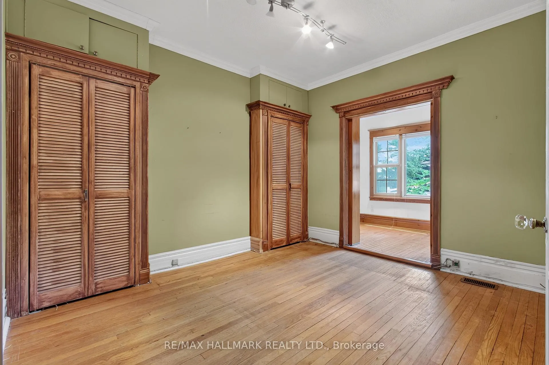 Photo 10 of 41 Dixon Avenue, Toronto, The Beaches — HOMEH