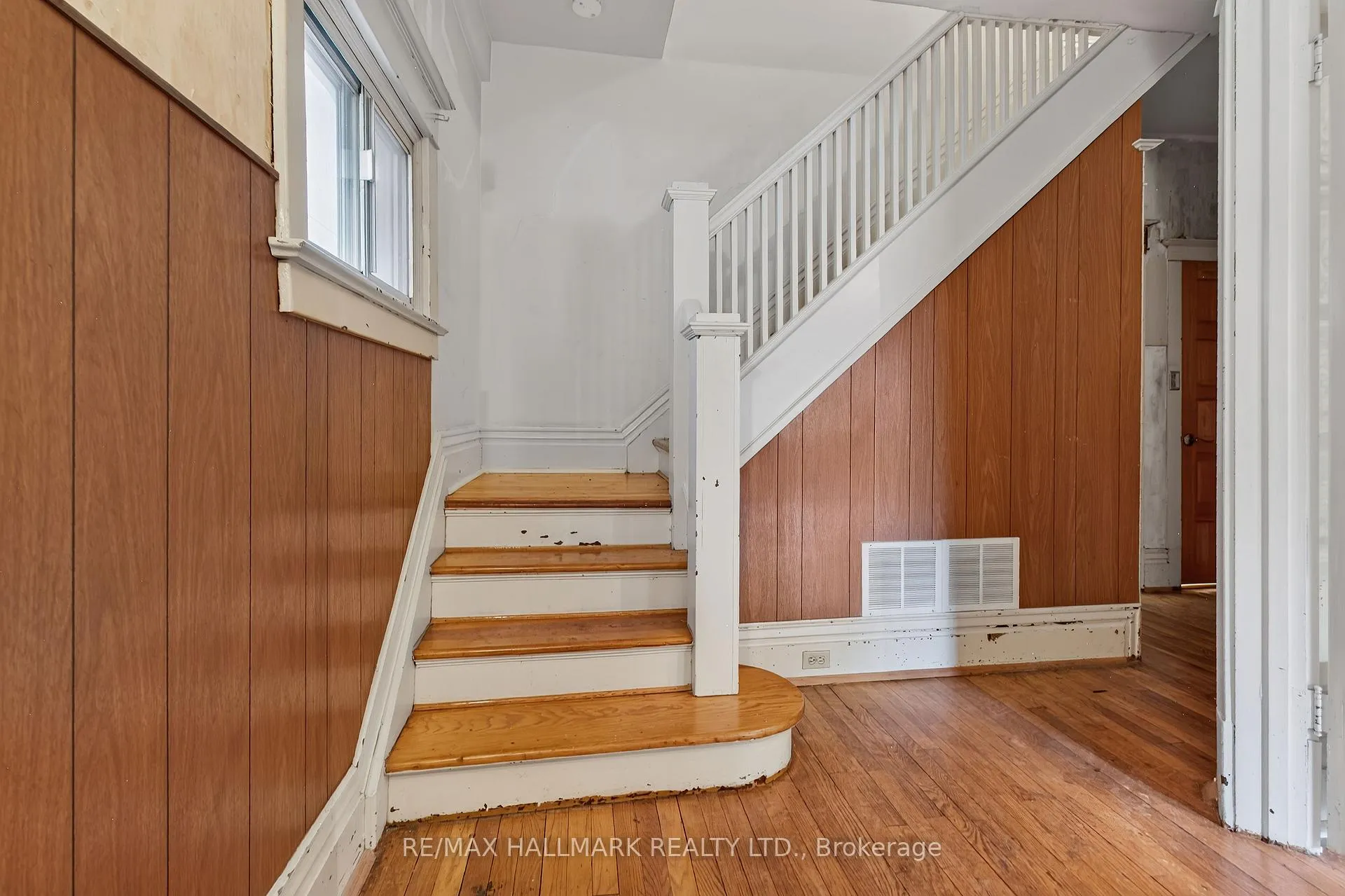 Photo 11 of 41 Dixon Avenue, Toronto, The Beaches — HOMEH