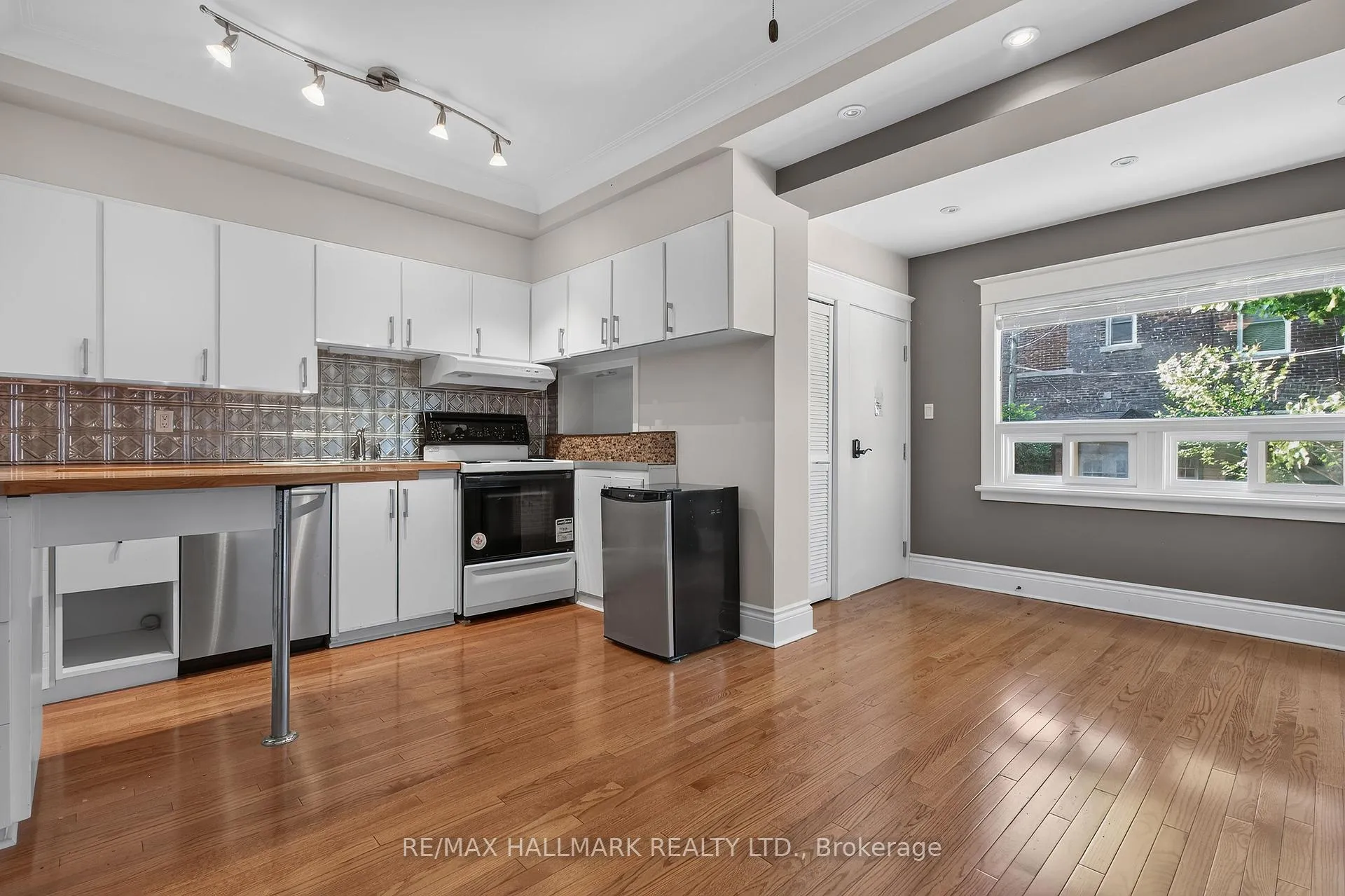 Photo 15 of 41 Dixon Avenue, Toronto, The Beaches — HOMEH