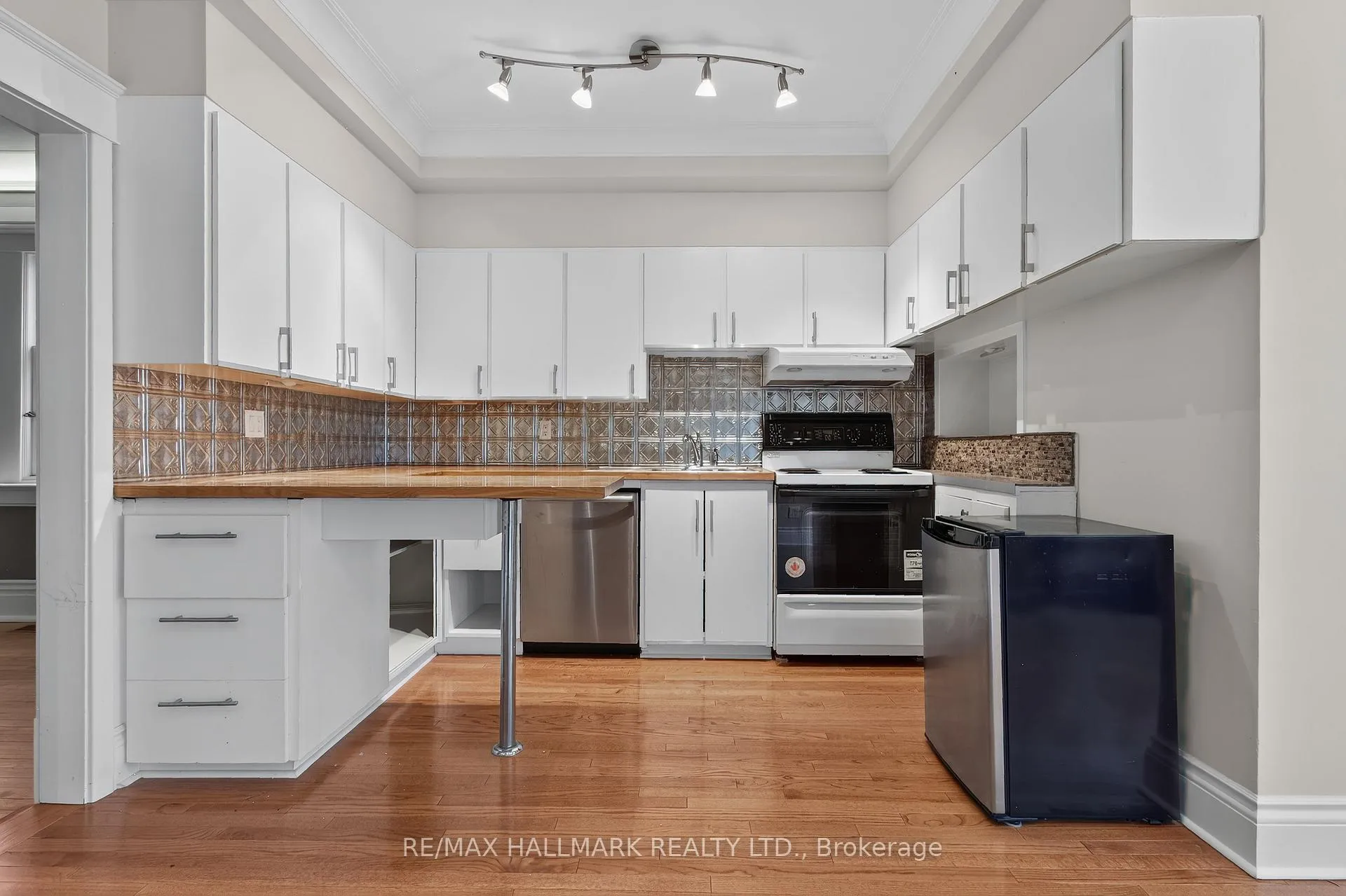 Photo 16 of 41 Dixon Avenue, Toronto, The Beaches — HOMEH