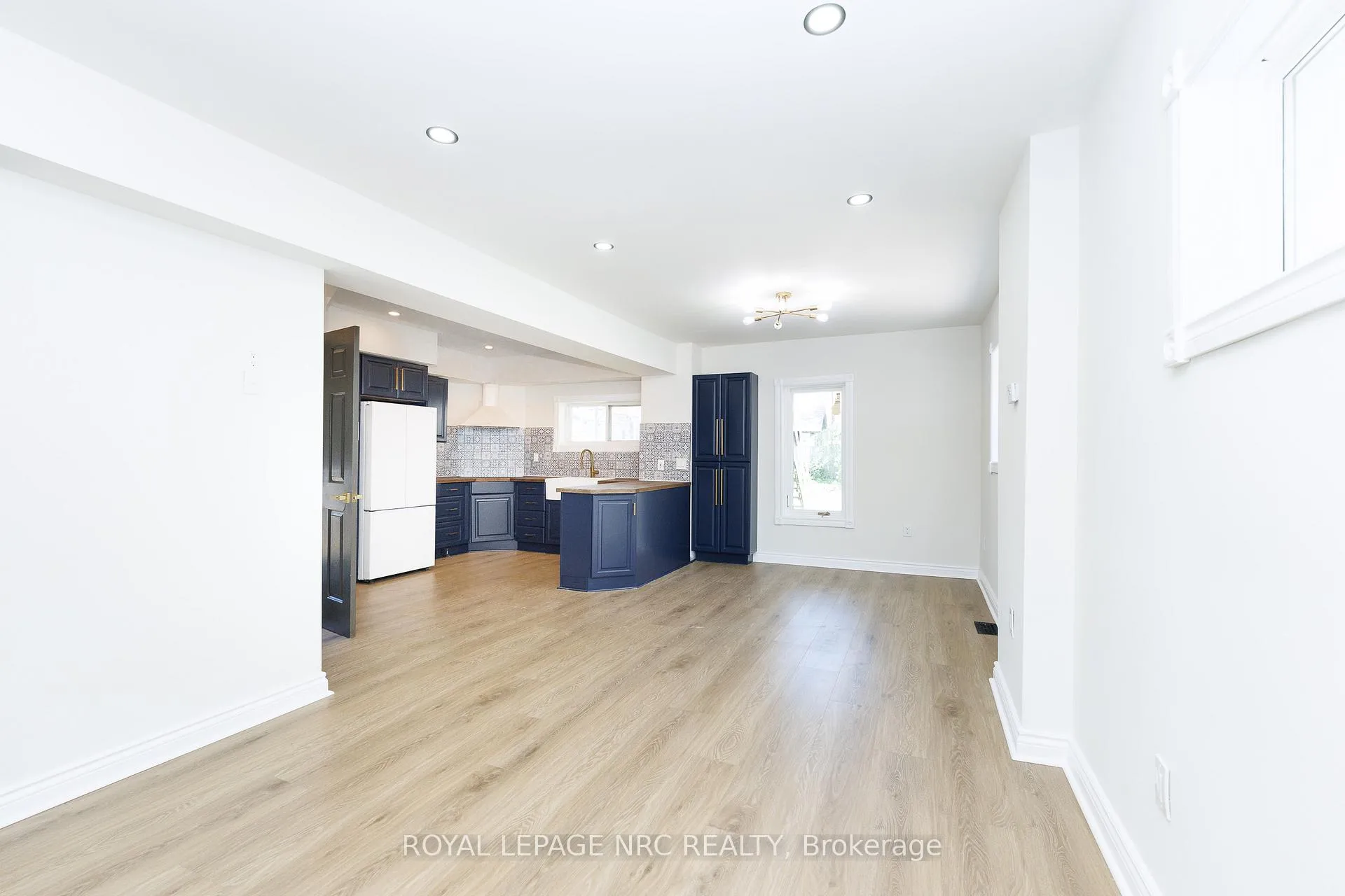 Photo 7 of 6423 Barker Street, Niagara Falls, Dorchester — HOMEH
