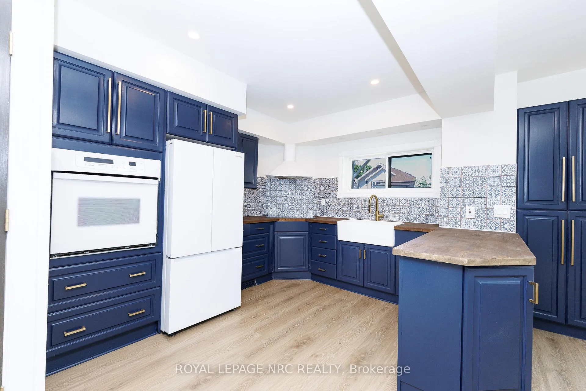 Photo 10 of 6423 Barker Street, Niagara Falls, Dorchester — HOMEH