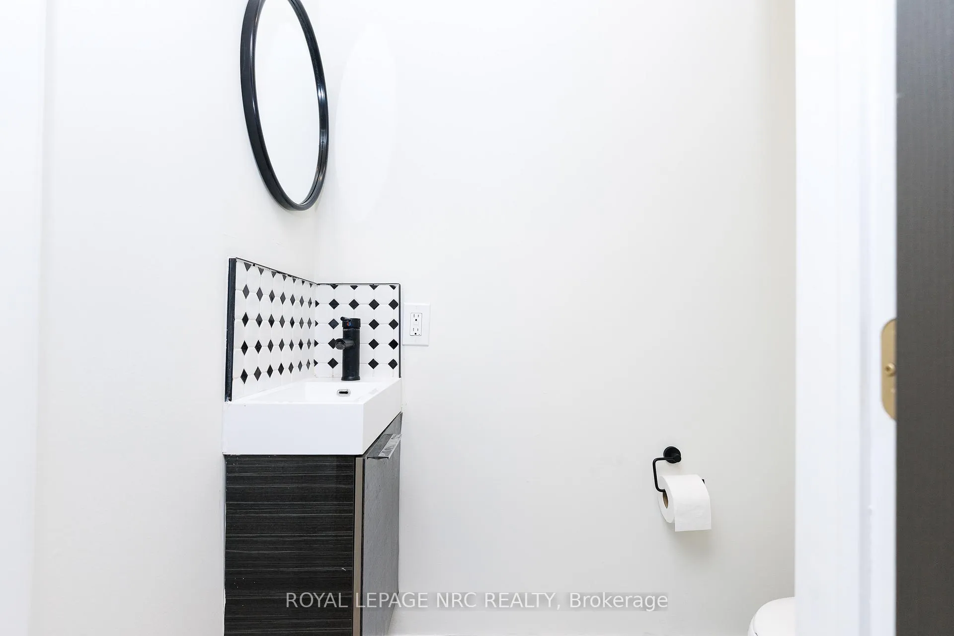 Photo 13 of 6423 Barker Street, Niagara Falls, Dorchester — HOMEH