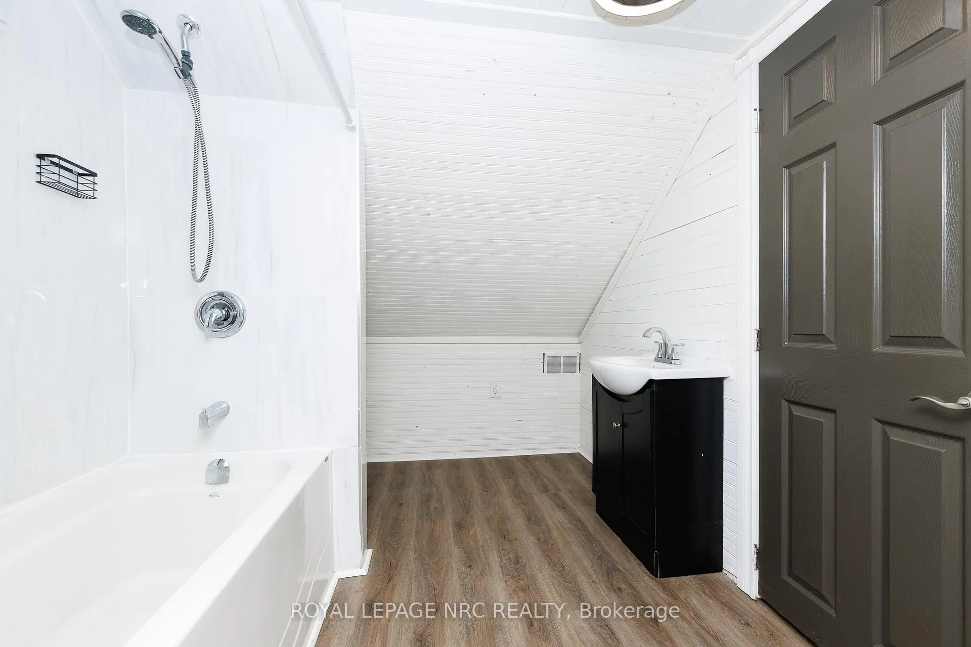 Photo 26 of 6423 Barker Street, Niagara Falls, Dorchester — HOMEH