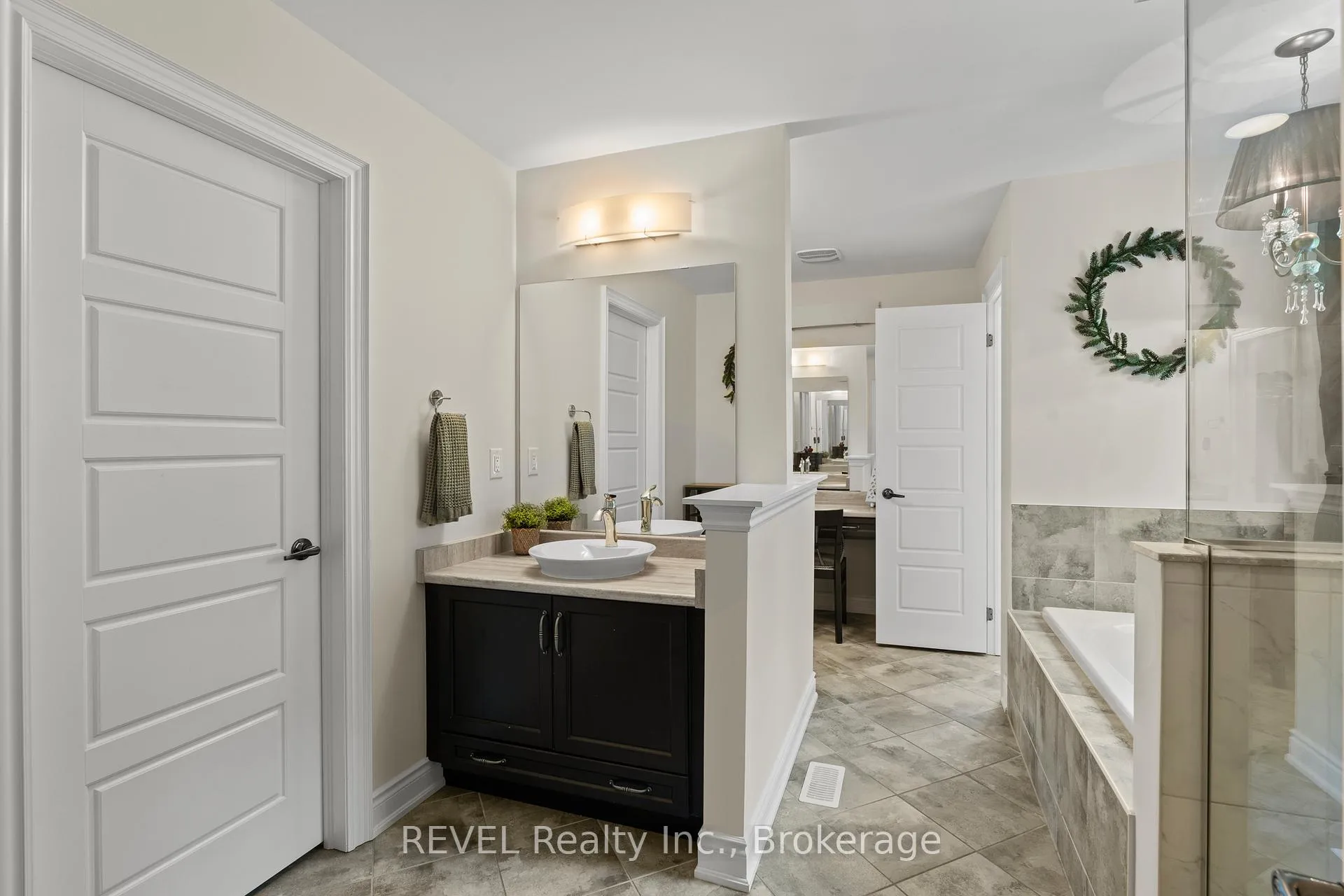 Photo 18 of 8517 Sweet Chestnut Drive, Niagara Falls, Brown — HOMEH