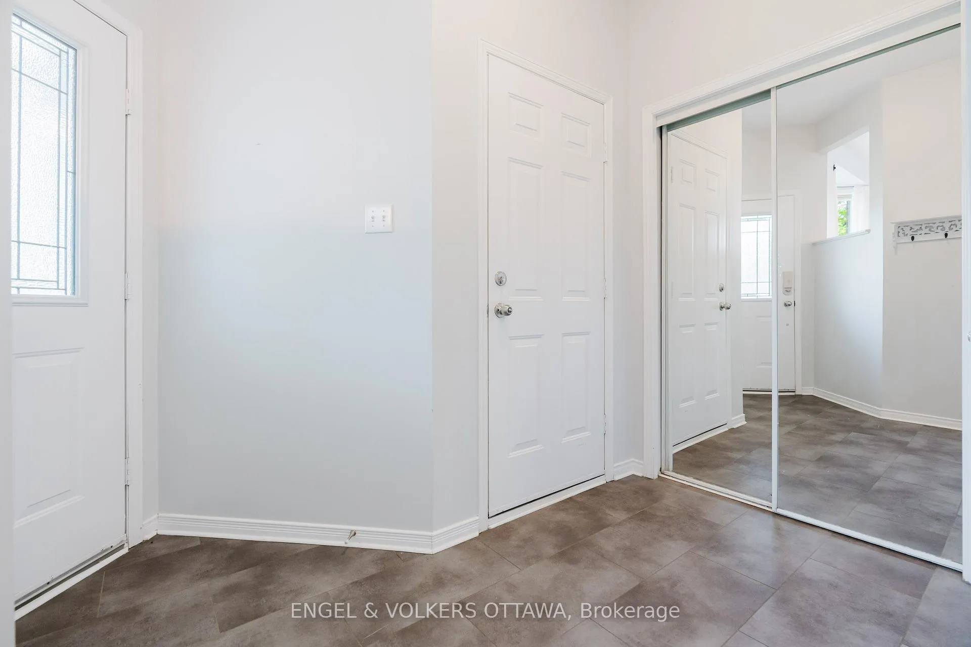 Photo 5 of 77 Whalings Circle, Ottawa, Stittsville (Central) — HOMEH