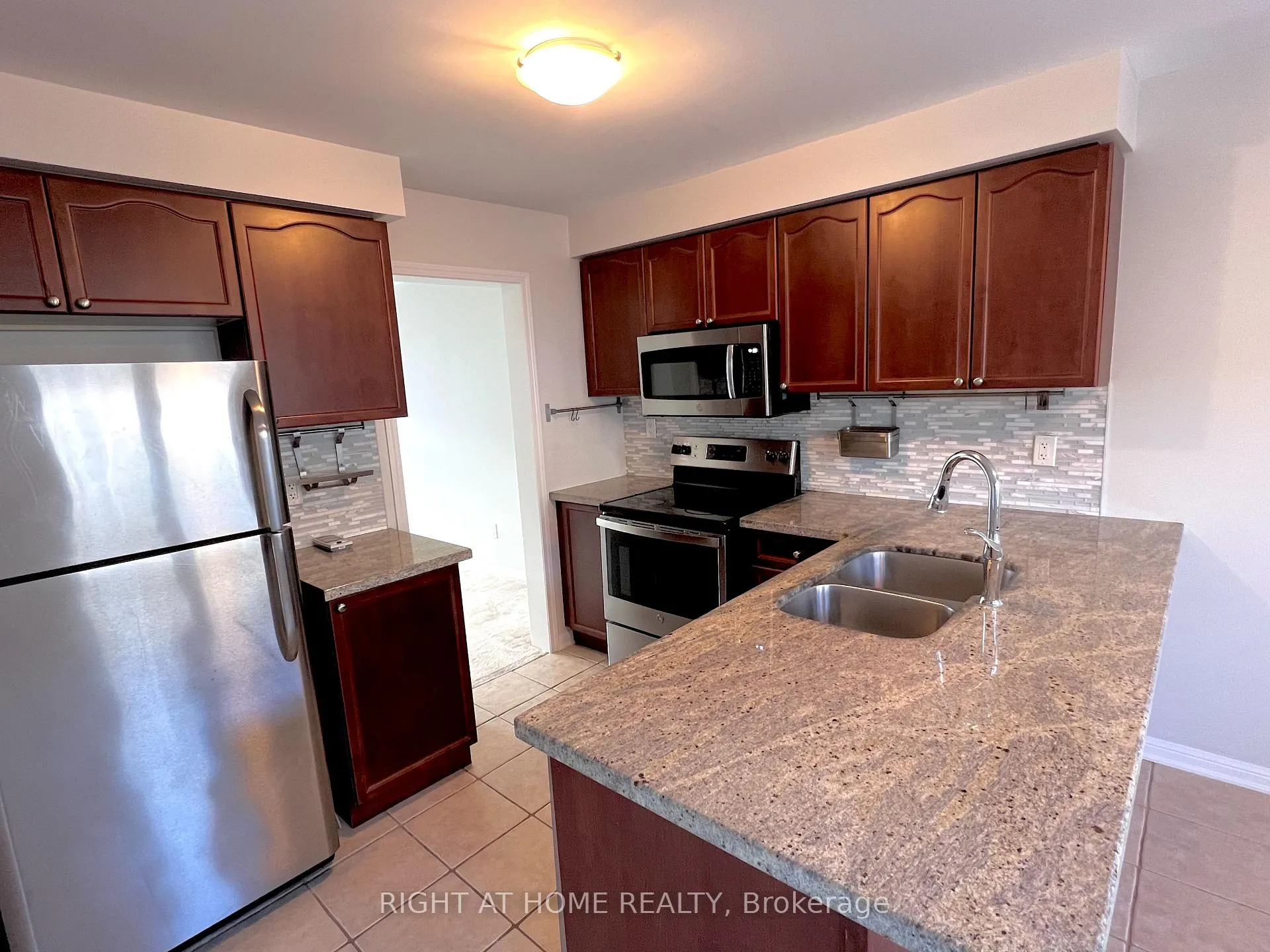 Photo 4 of 2385 Coho Way, Oakville, Westmount — HOMEH
