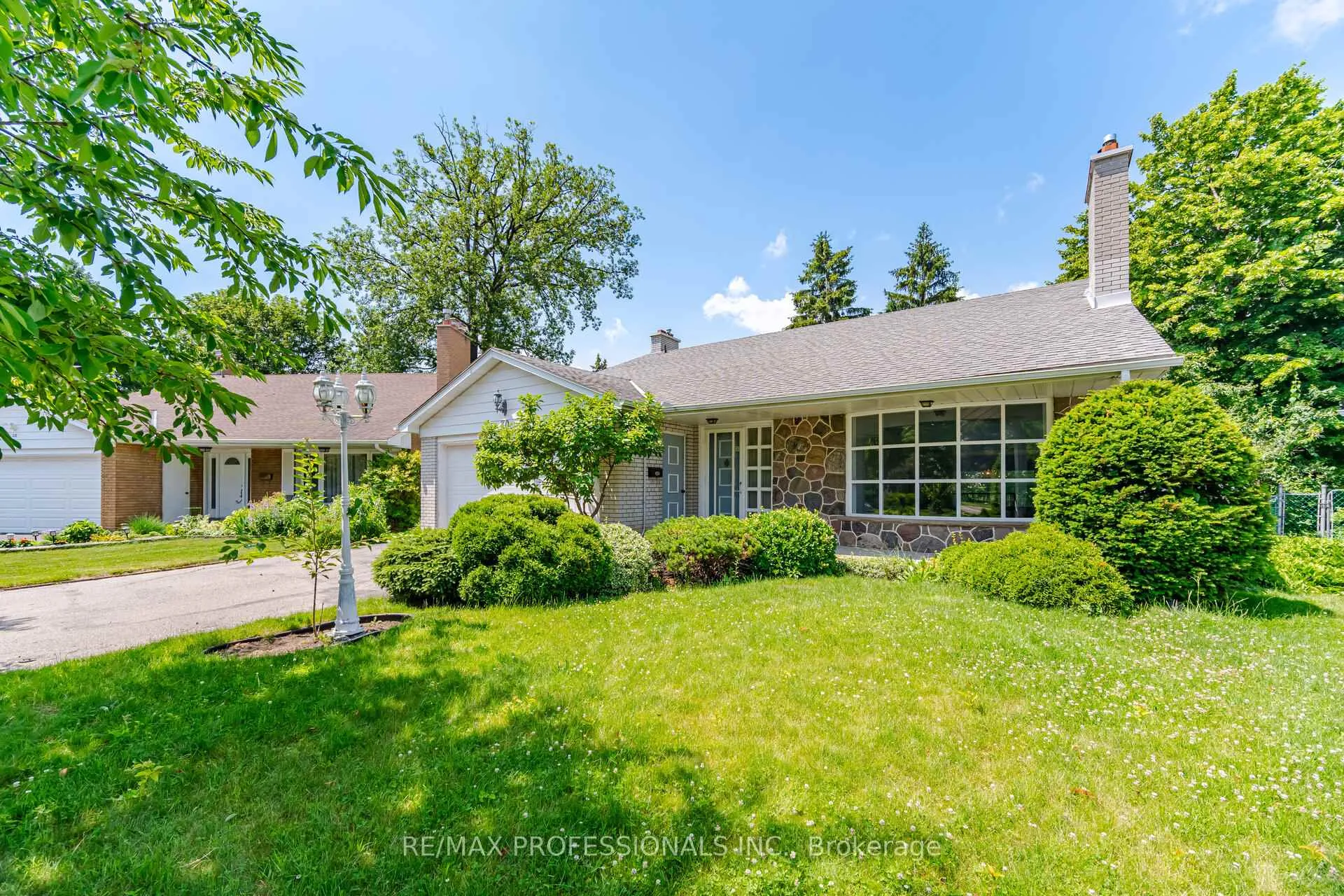 Photo 2 of 30 Grasspoint Crescent, Etobicoke, Markland Wood — HOMEH