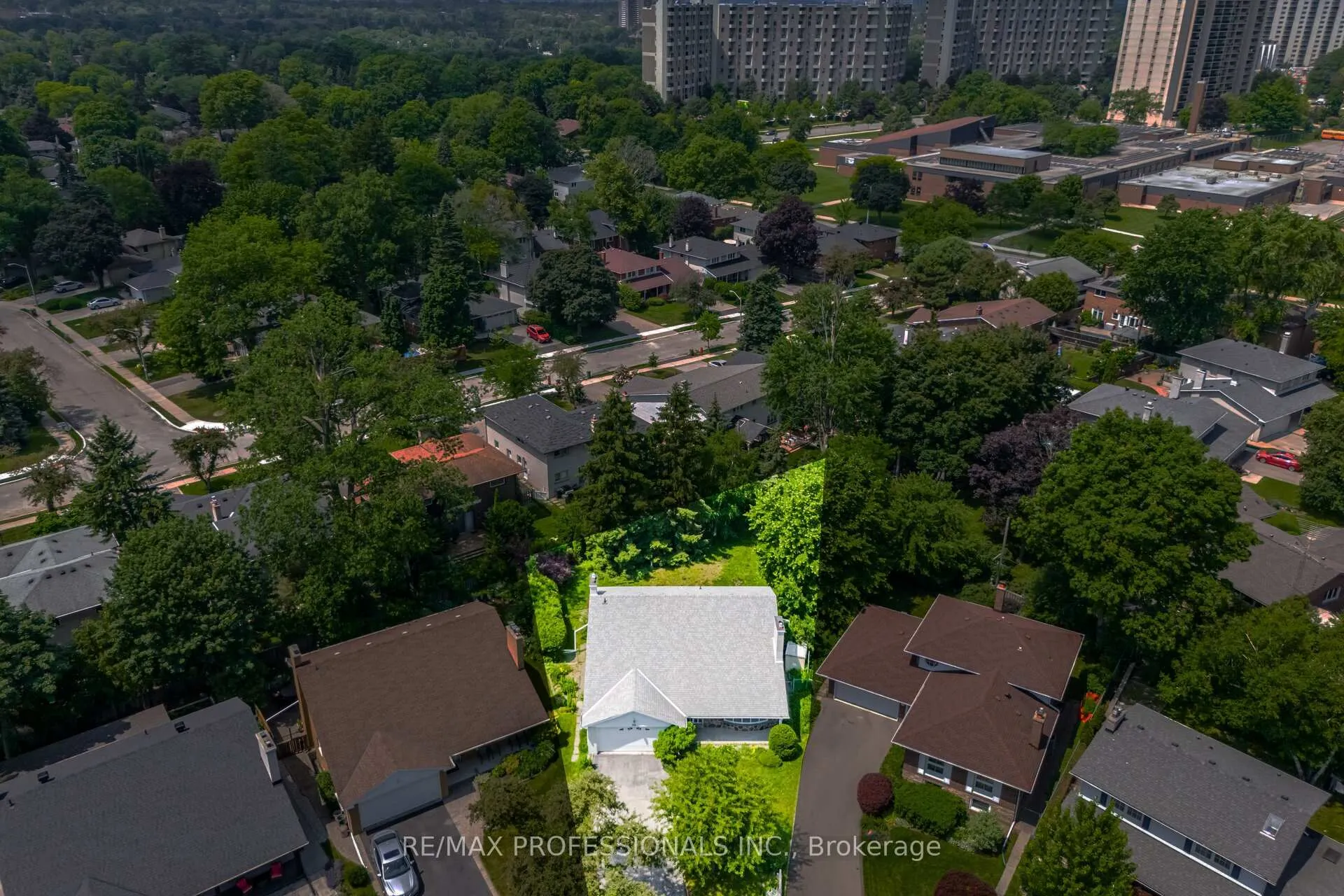 Photo 3 of 30 Grasspoint Crescent, Etobicoke, Markland Wood — HOMEH
