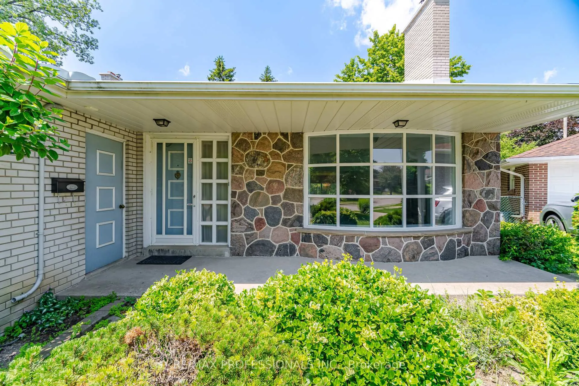 Photo 4 of 30 Grasspoint Crescent, Etobicoke, Markland Wood — HOMEH