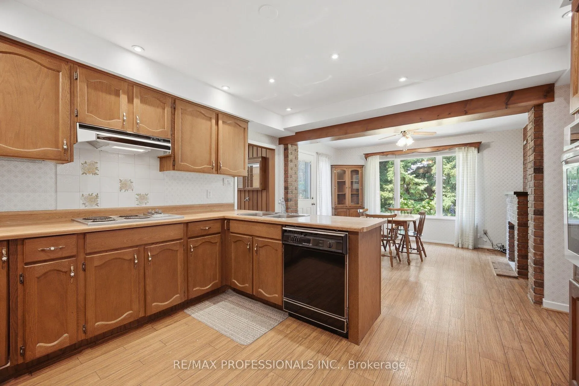 Photo 12 of 30 Grasspoint Crescent, Etobicoke, Markland Wood — HOMEH