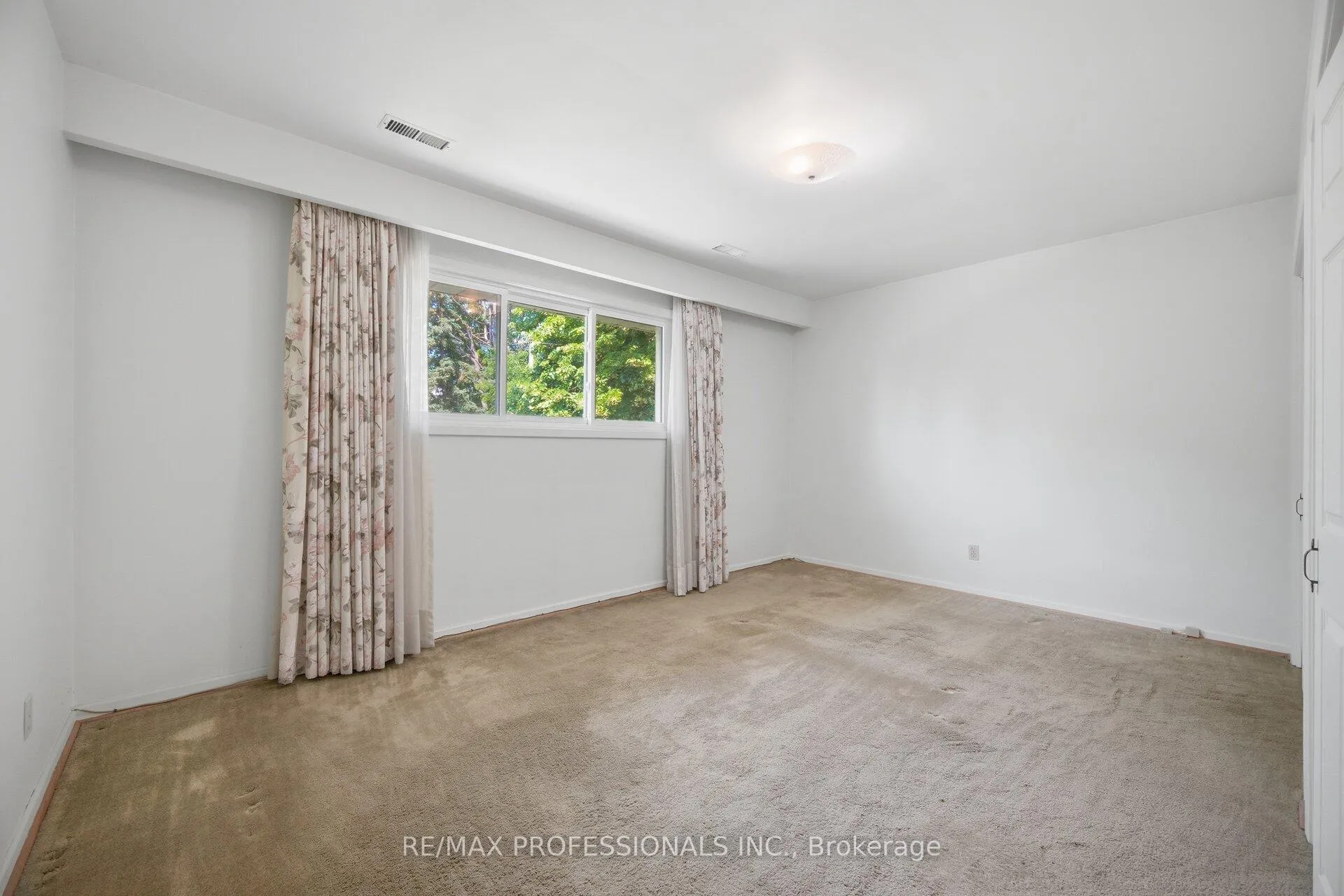 Photo 21 of 30 Grasspoint Crescent, Etobicoke, Markland Wood — HOMEH