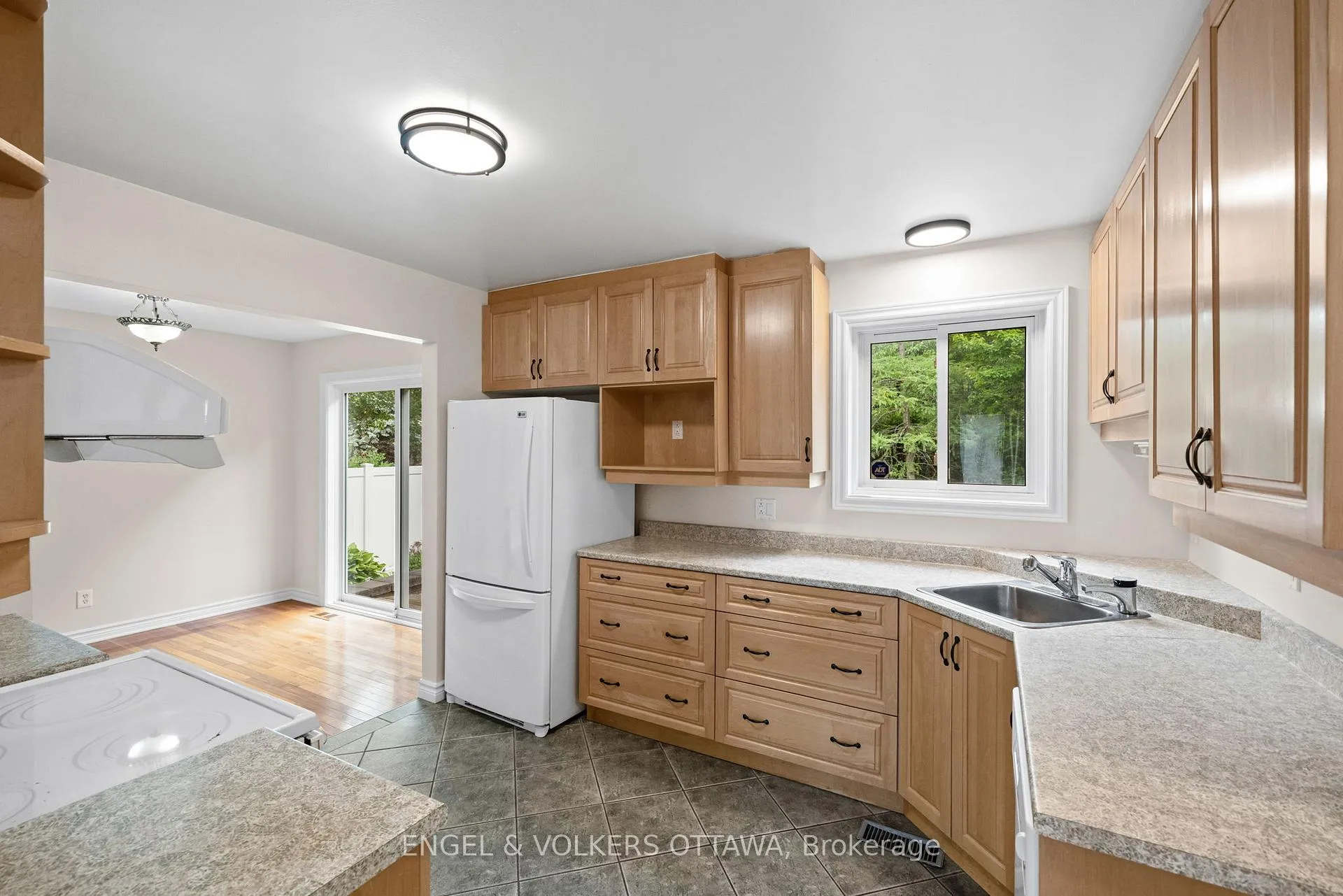Photo 10 of 25 Antler Avenue, Ottawa, Barrhaven - On the Green — HOMEH