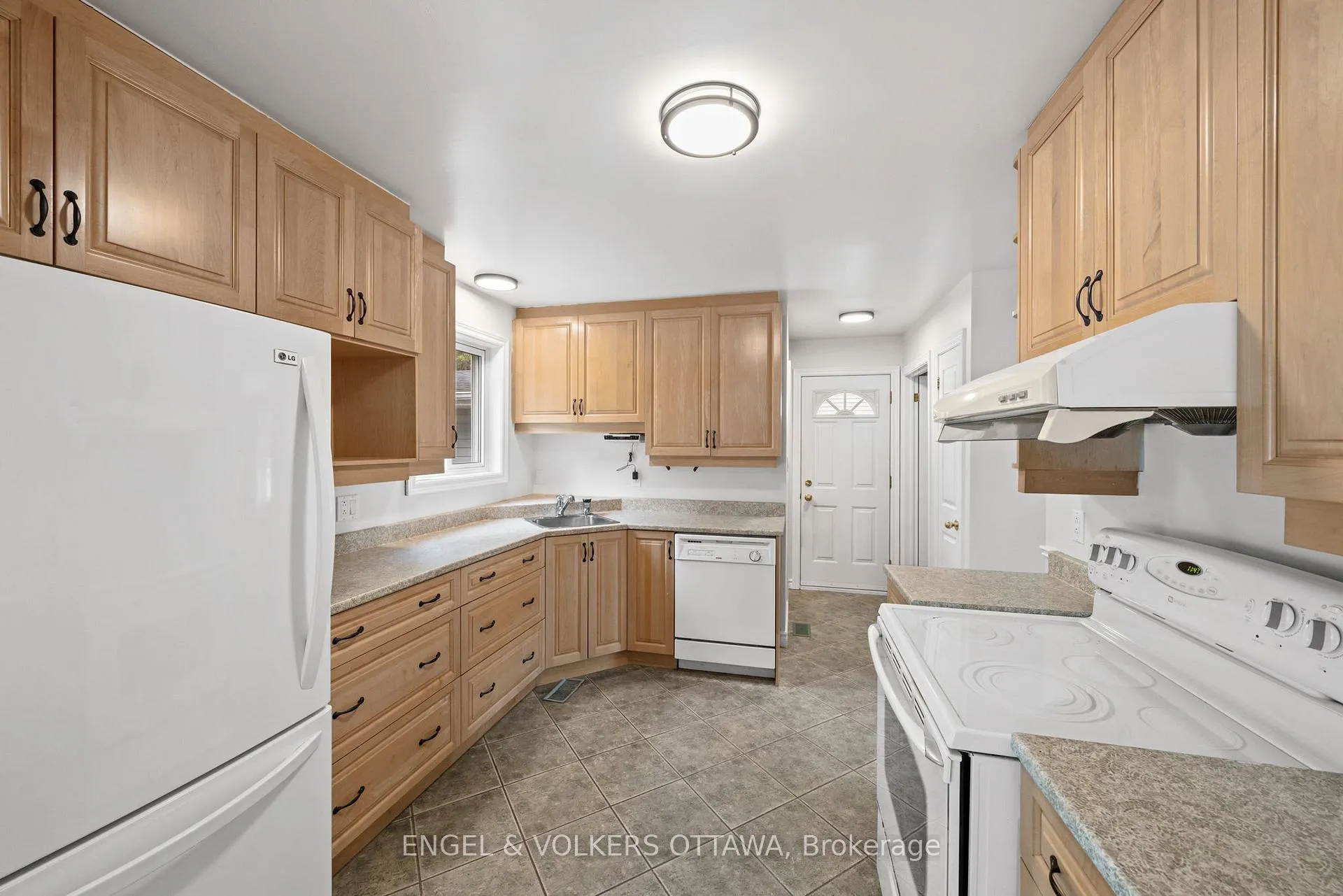 Photo 13 of 25 Antler Avenue, Ottawa, Barrhaven - On the Green — HOMEH
