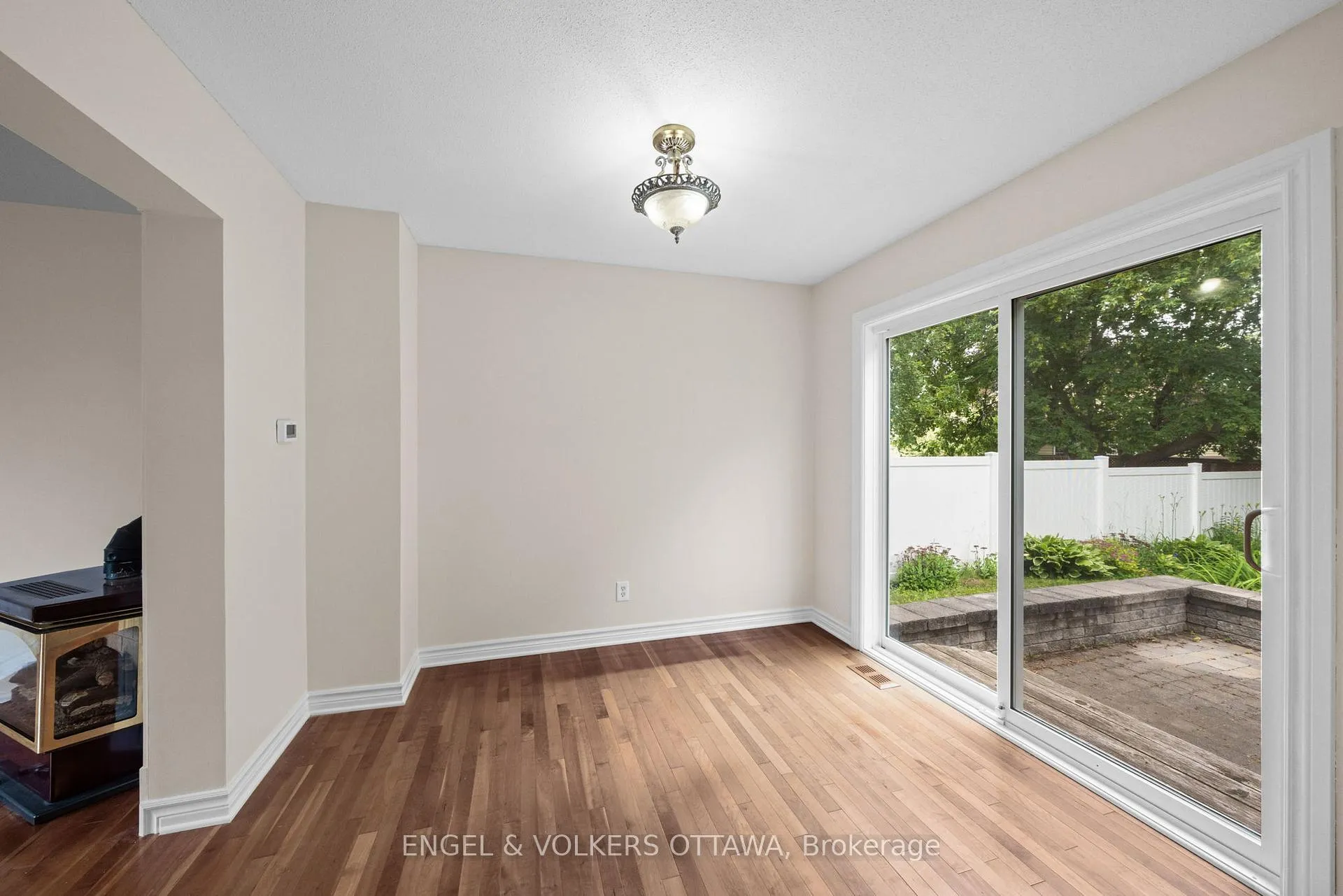 Photo 15 of 25 Antler Avenue, Ottawa, Barrhaven - On the Green — HOMEH