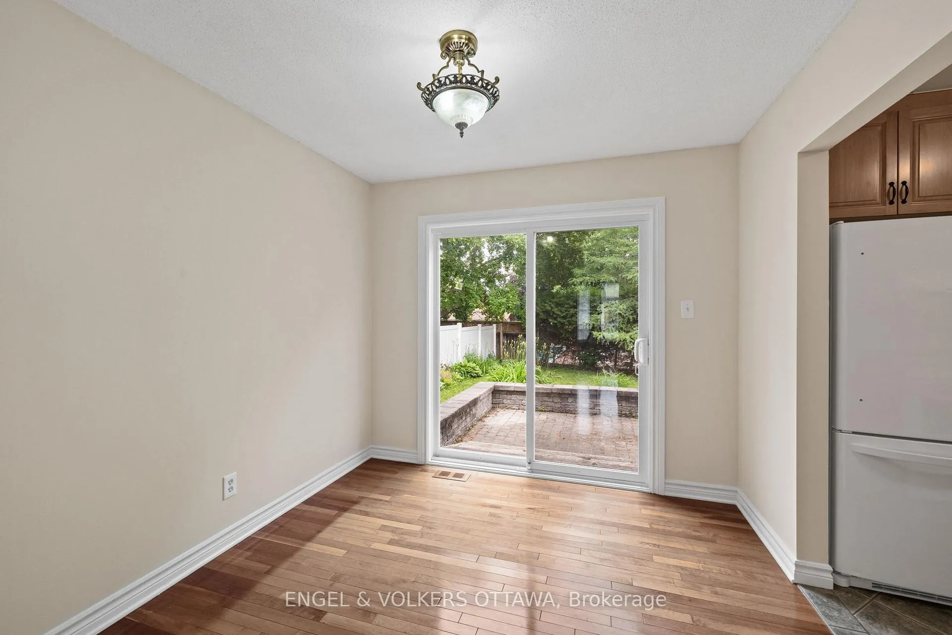 Photo 17 of 25 Antler Avenue, Ottawa, Barrhaven - On the Green — HOMEH