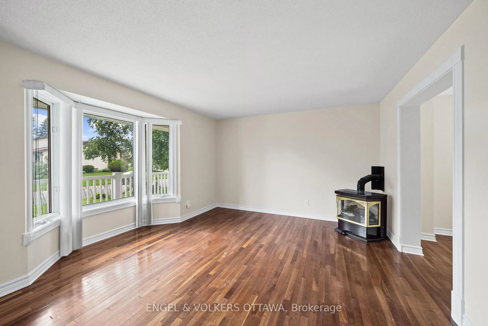Photo 19 of 25 Antler Avenue, Ottawa, Barrhaven - On the Green — HOMEH