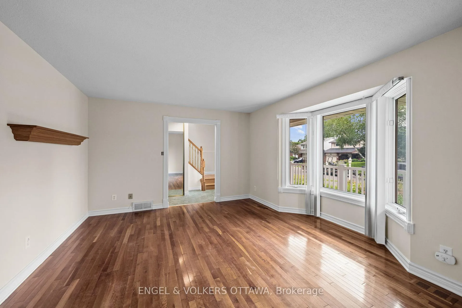 Photo 20 of 25 Antler Avenue, Ottawa, Barrhaven - On the Green — HOMEH