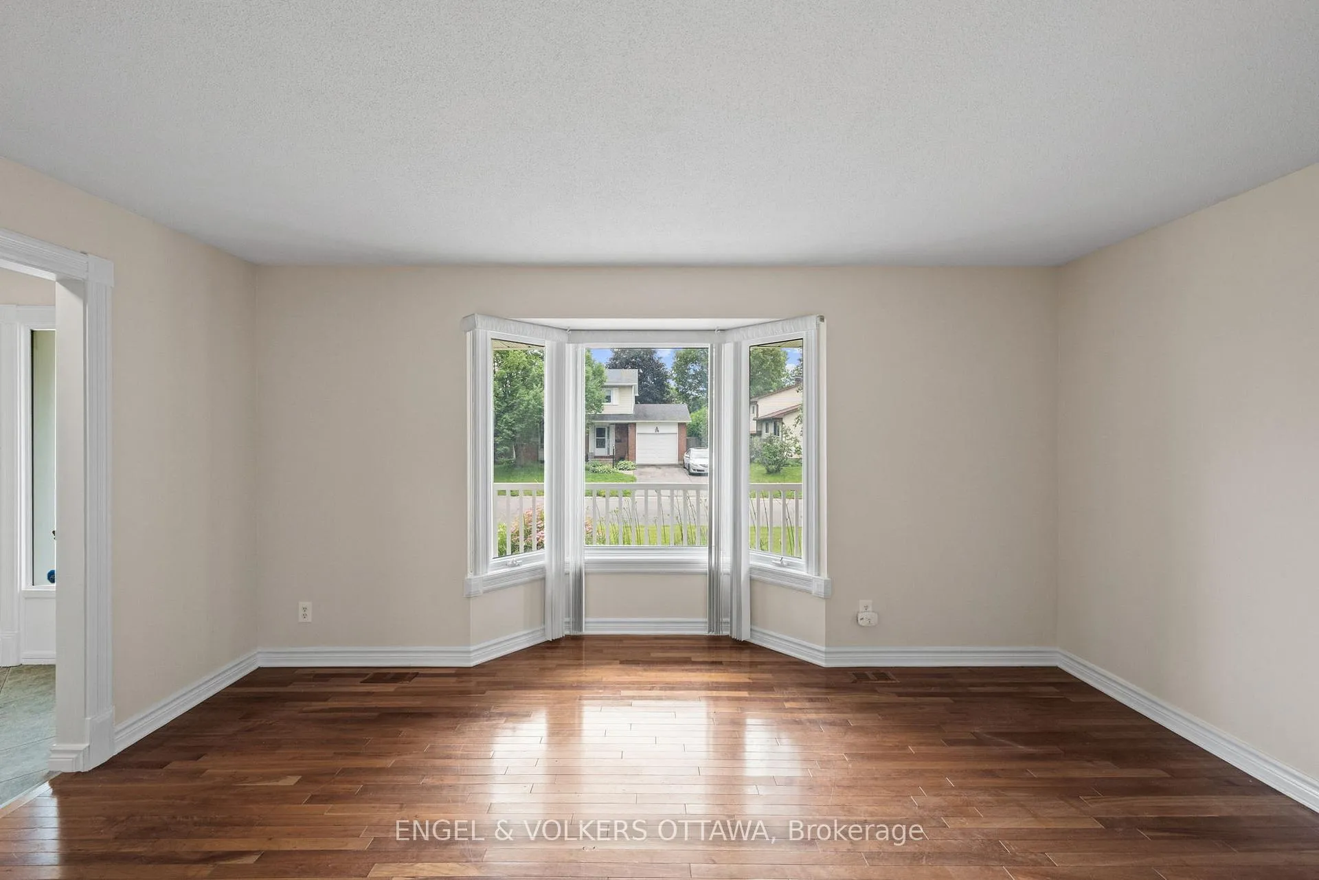 Photo 22 of 25 Antler Avenue, Ottawa, Barrhaven - On the Green — HOMEH