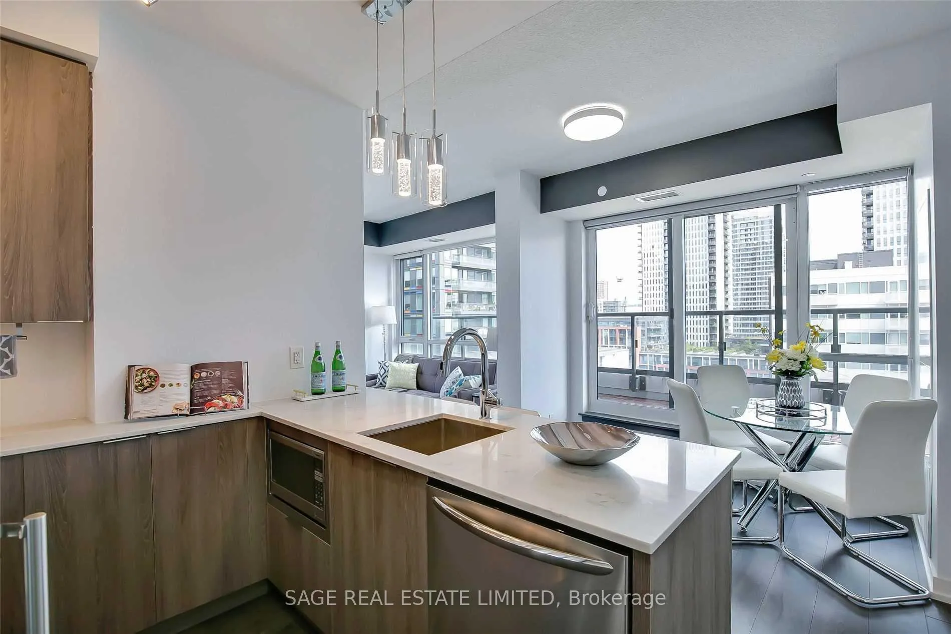 Photo 3 of Unit 810, 200 Sackville Street, Toronto, Regent Park — HOMEH