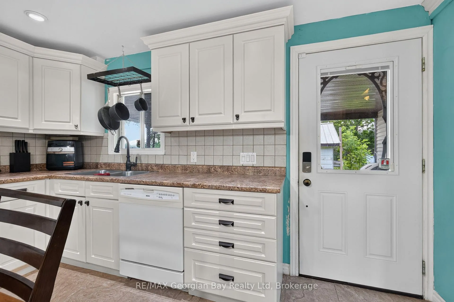 Photo 3 of 676 3rd Avenue, Tay, Port McNicoll — HOMEH