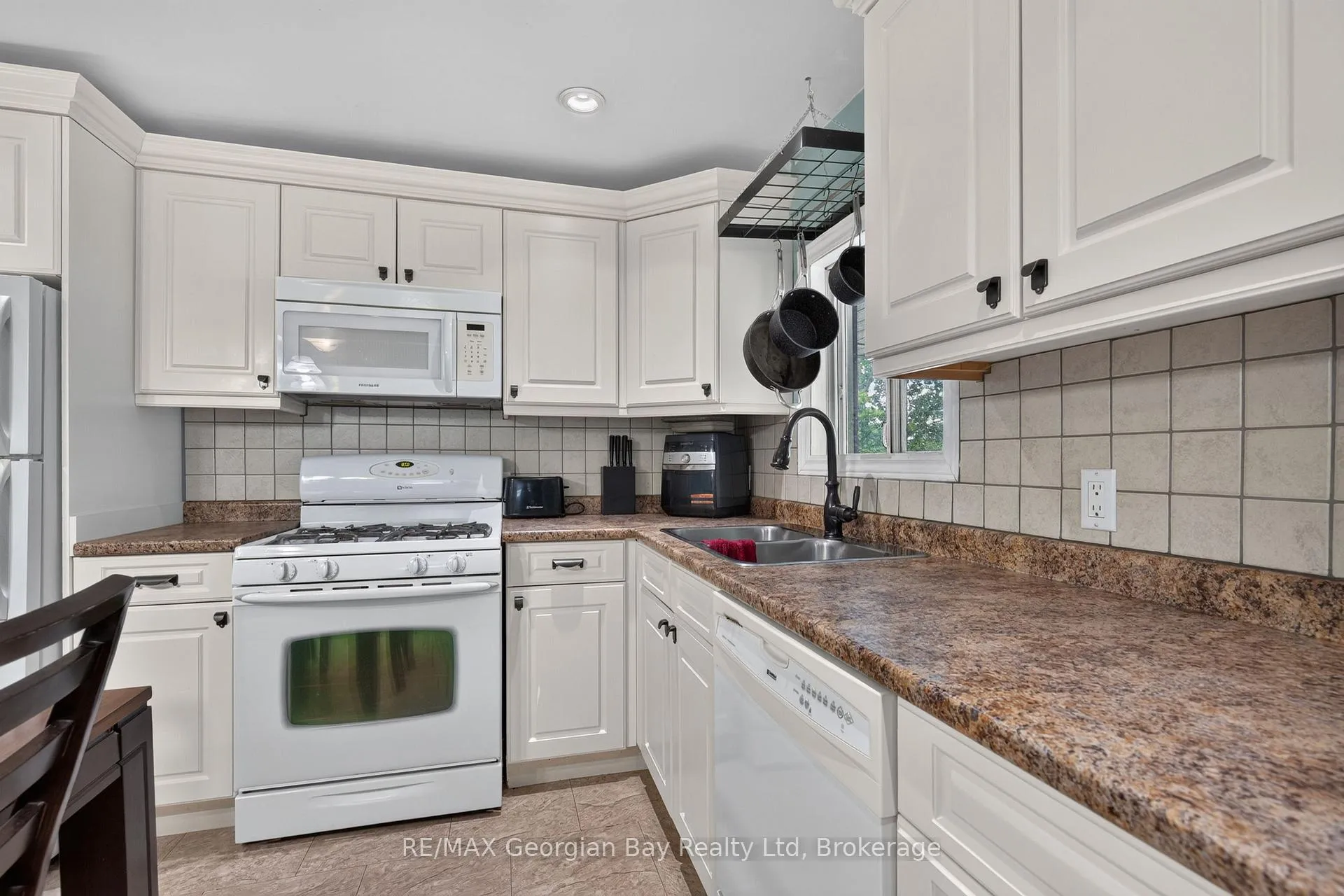 Photo 6 of 676 3rd Avenue, Tay, Port McNicoll — HOMEH