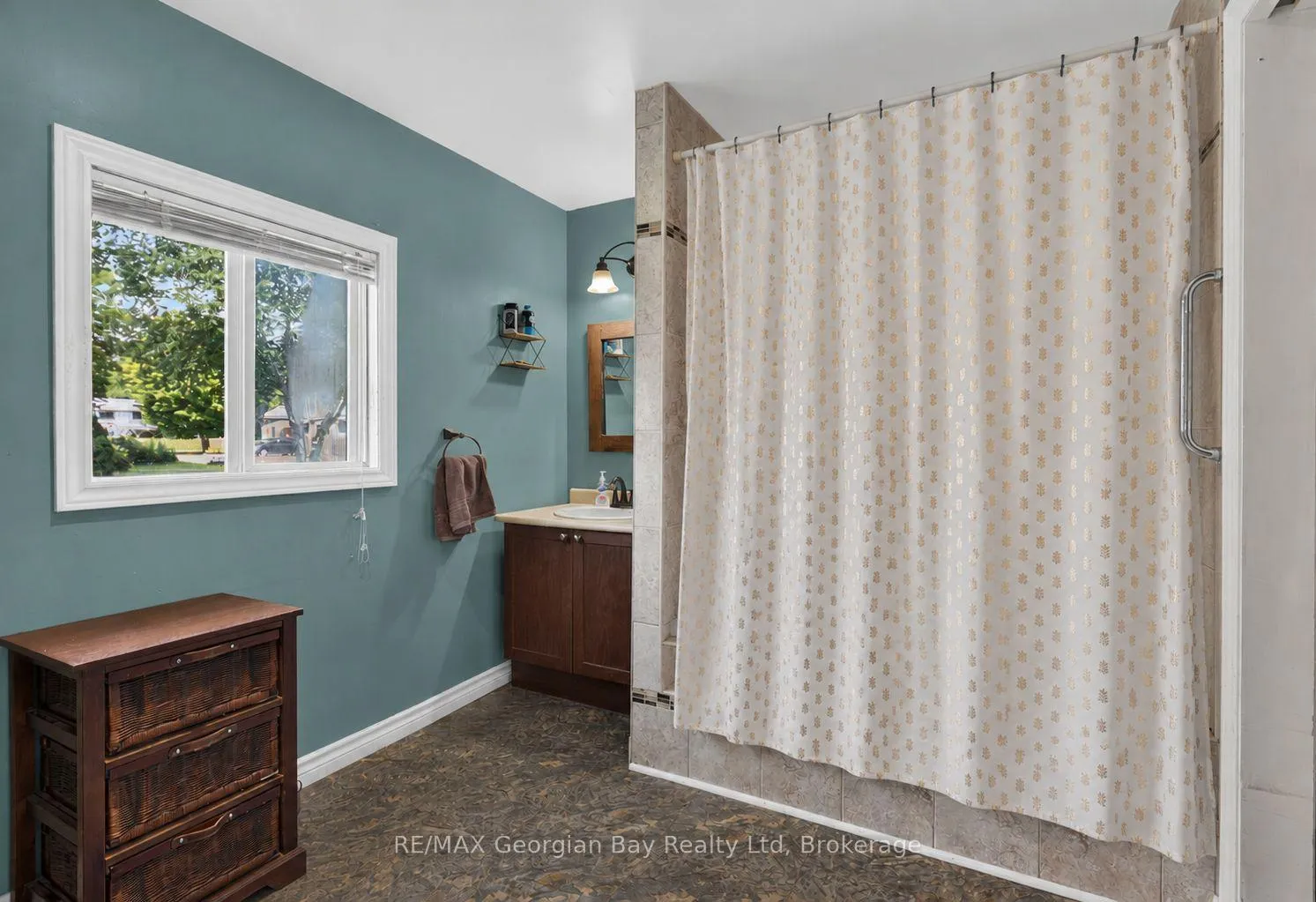 Photo 11 of 676 3rd Avenue, Tay, Port McNicoll — HOMEH
