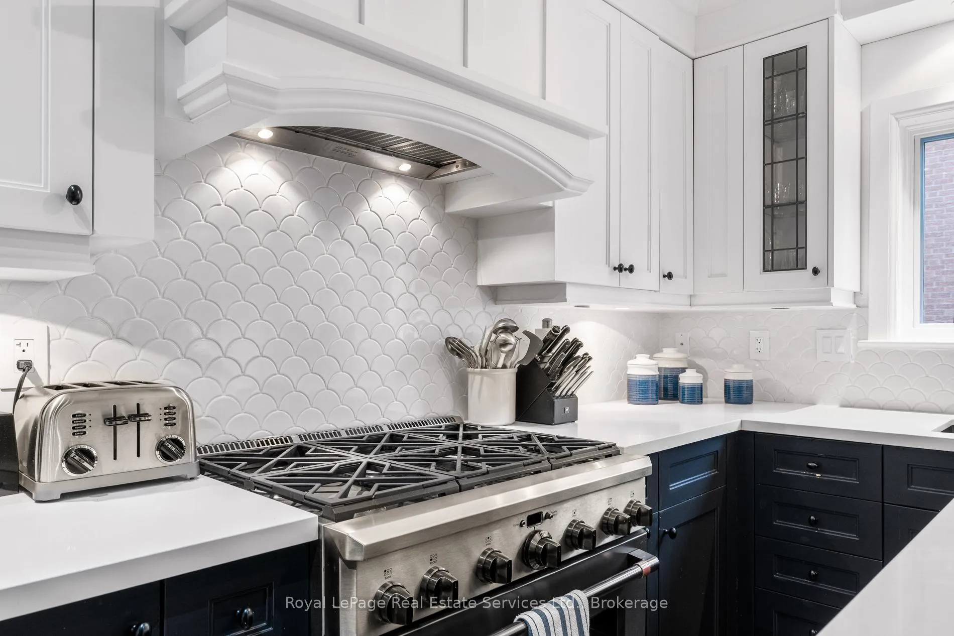 Photo 8 of 28 Thompson Avenue, Etobicoke, Stonegate-Queensway — HOMEH