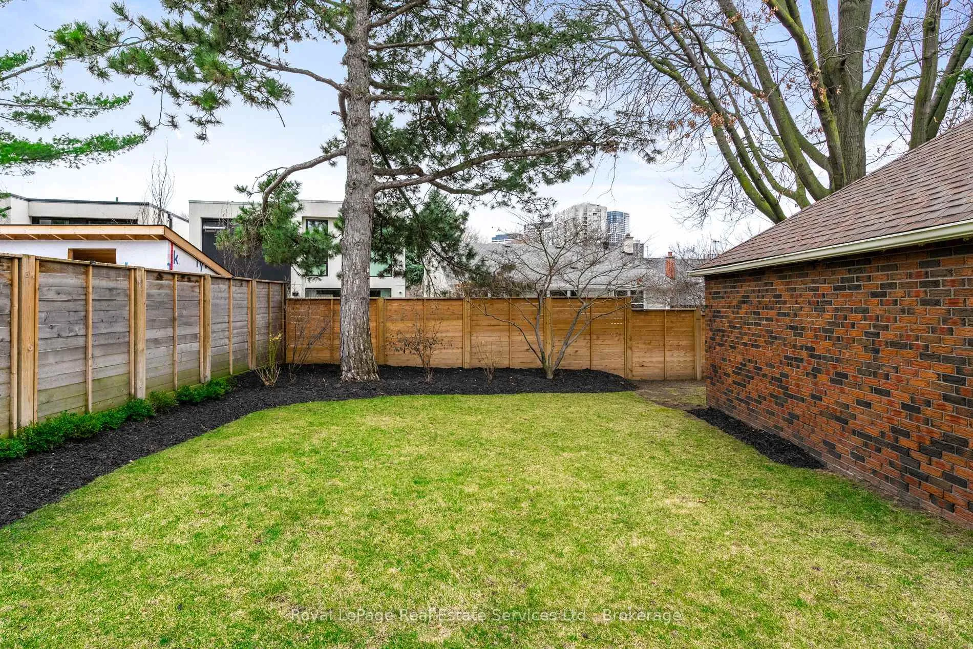 Photo 41 of 28 Thompson Avenue, Etobicoke, Stonegate-Queensway — HOMEH