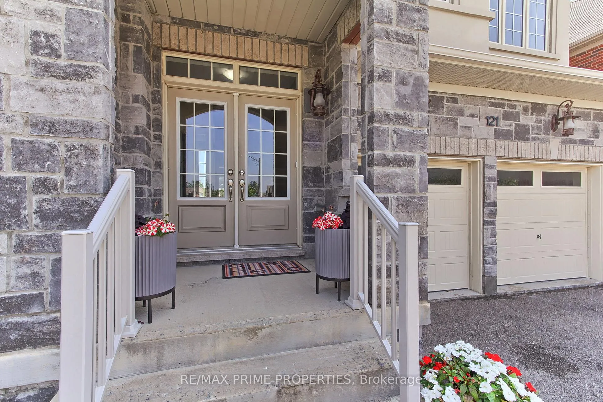 Photo 2 of 121 Robert Wilson Crescent, Georgina, Keswick South — HOMEH