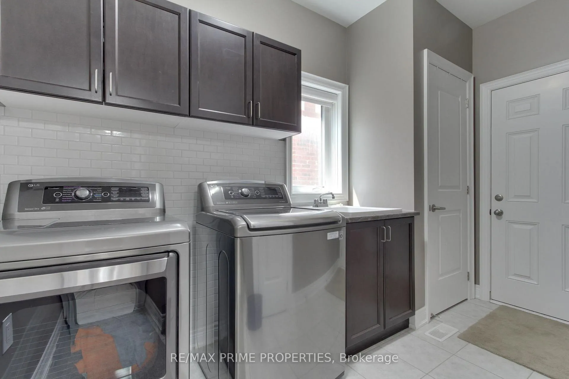 Photo 11 of 121 Robert Wilson Crescent, Georgina, Keswick South — HOMEH