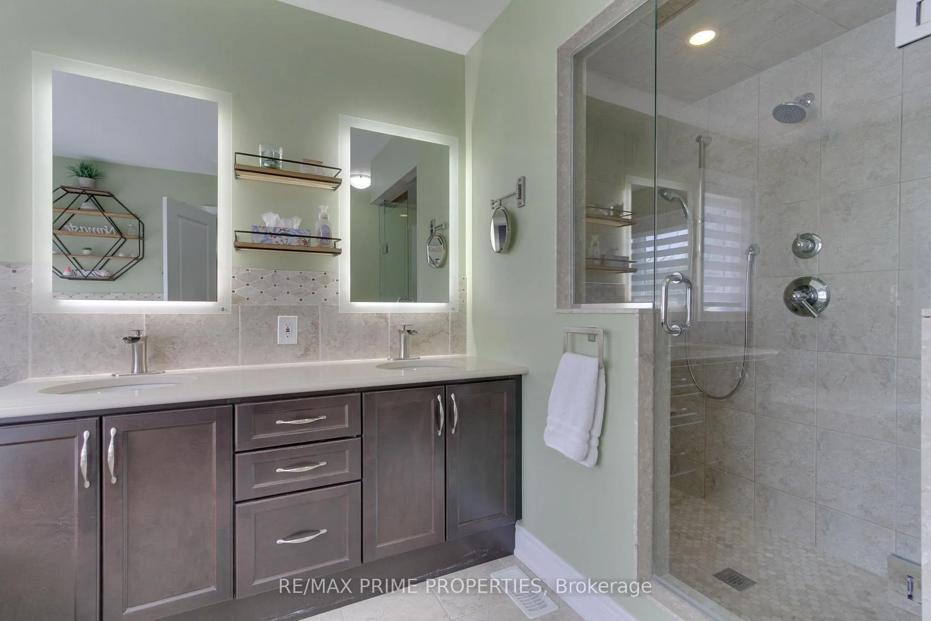Photo 16 of 121 Robert Wilson Crescent, Georgina, Keswick South — HOMEH