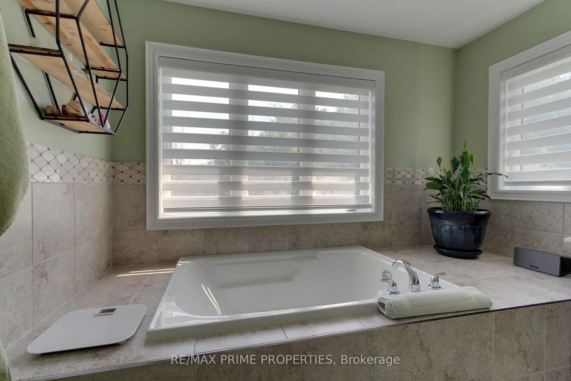 Photo 17 of 121 Robert Wilson Crescent, Georgina, Keswick South — HOMEH
