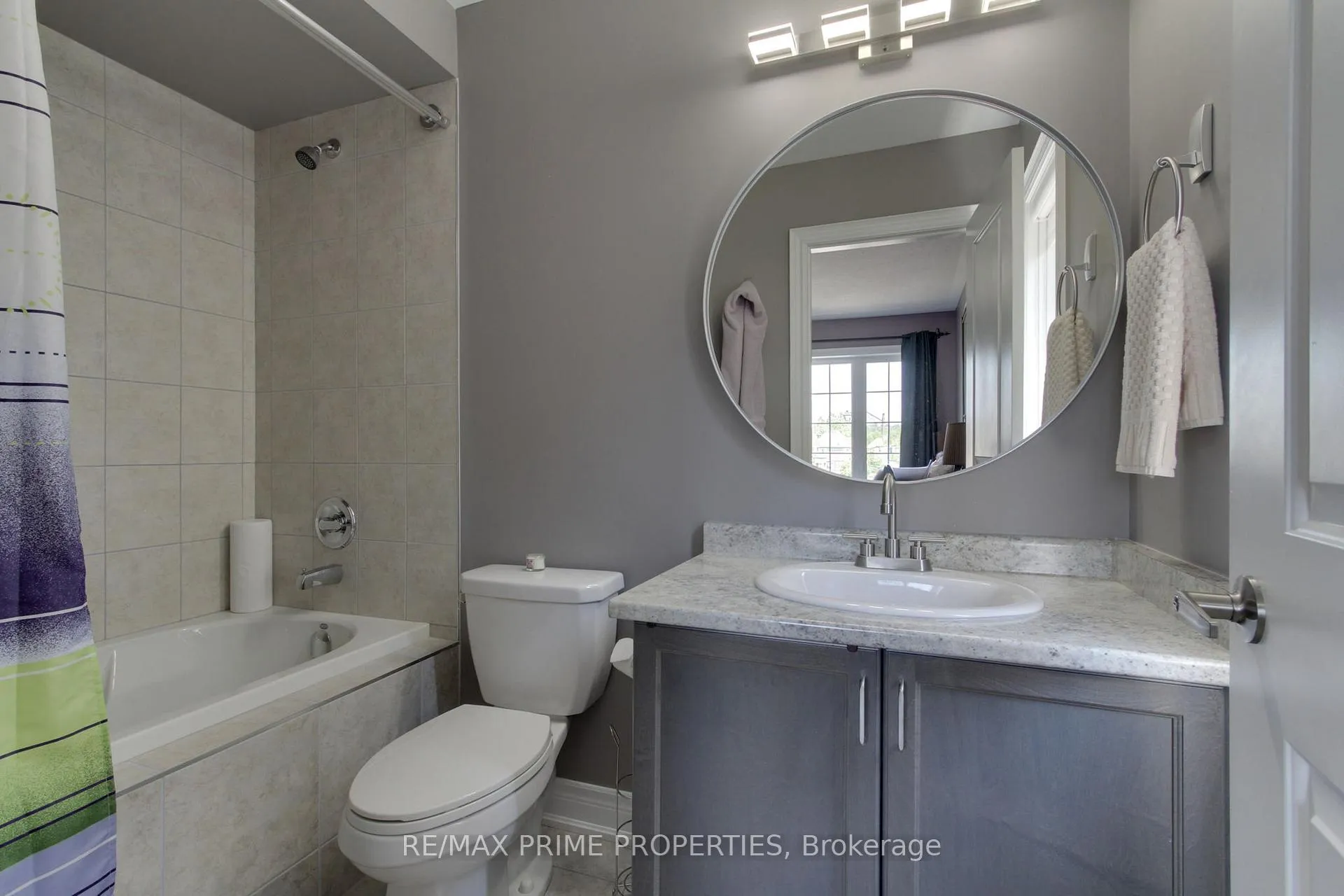 Photo 19 of 121 Robert Wilson Crescent, Georgina, Keswick South — HOMEH