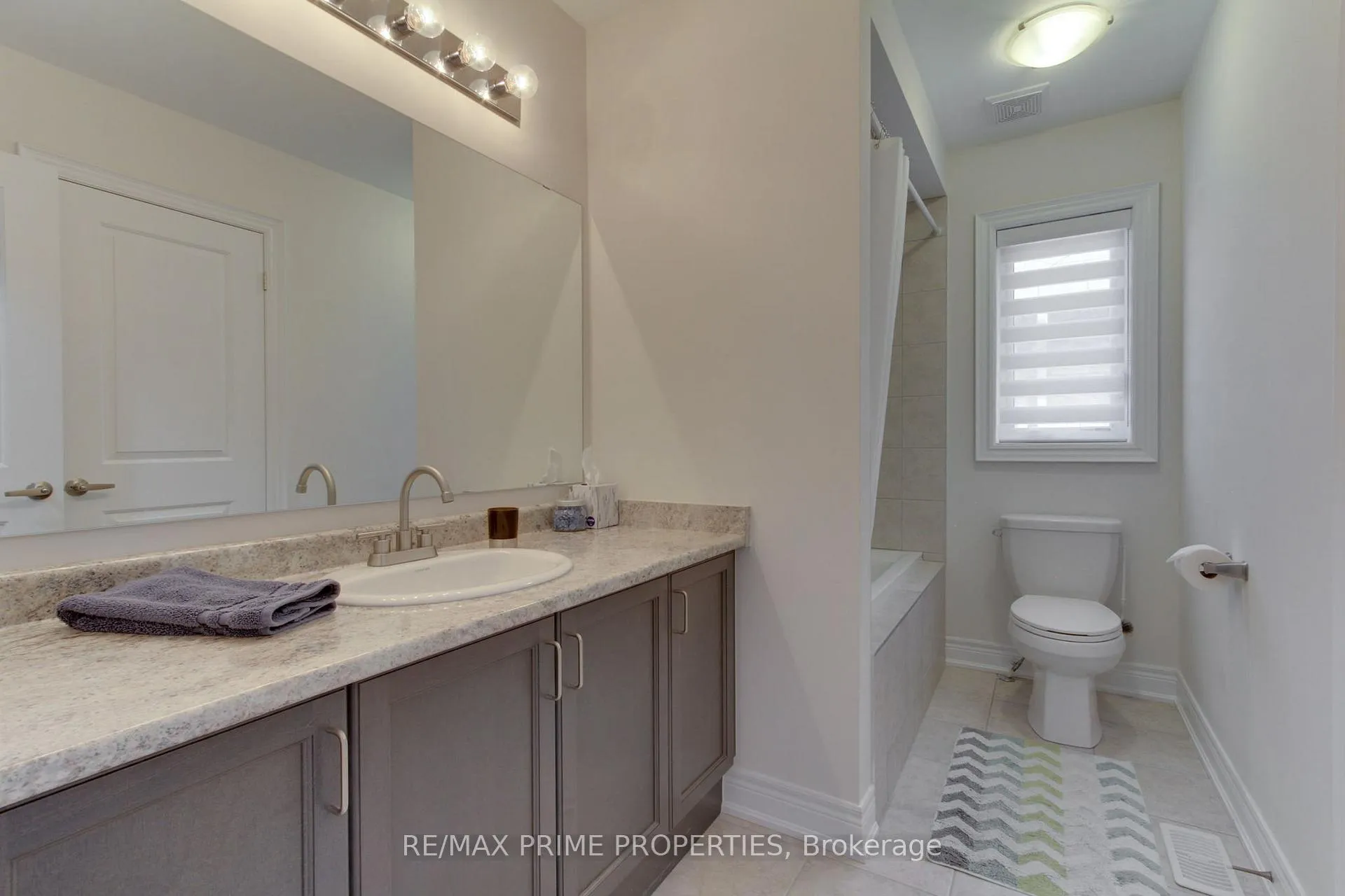 Photo 23 of 121 Robert Wilson Crescent, Georgina, Keswick South — HOMEH