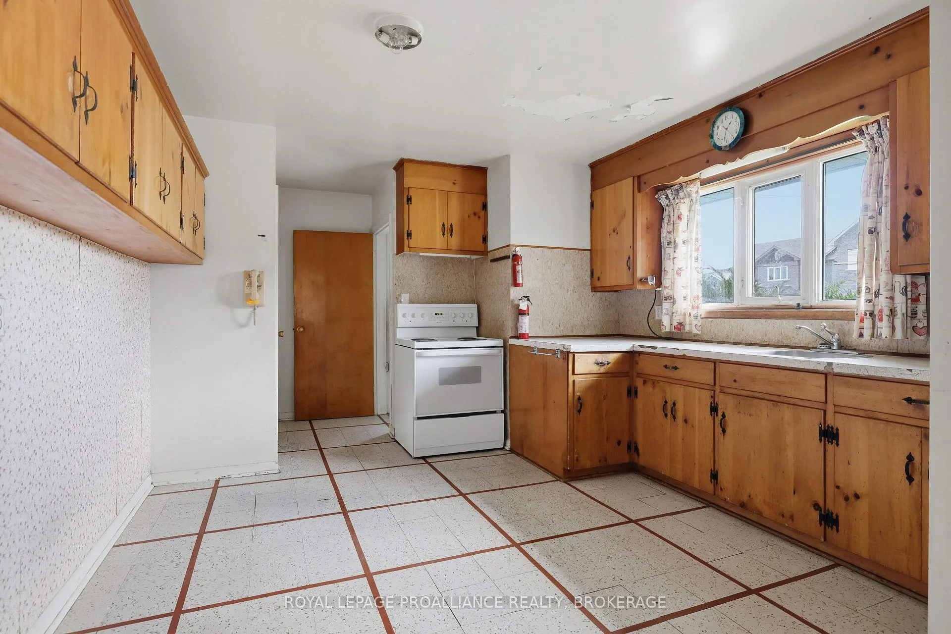 Photo 6 of 15 Park Crescent, Loyalist, Amherstview — HOMEH