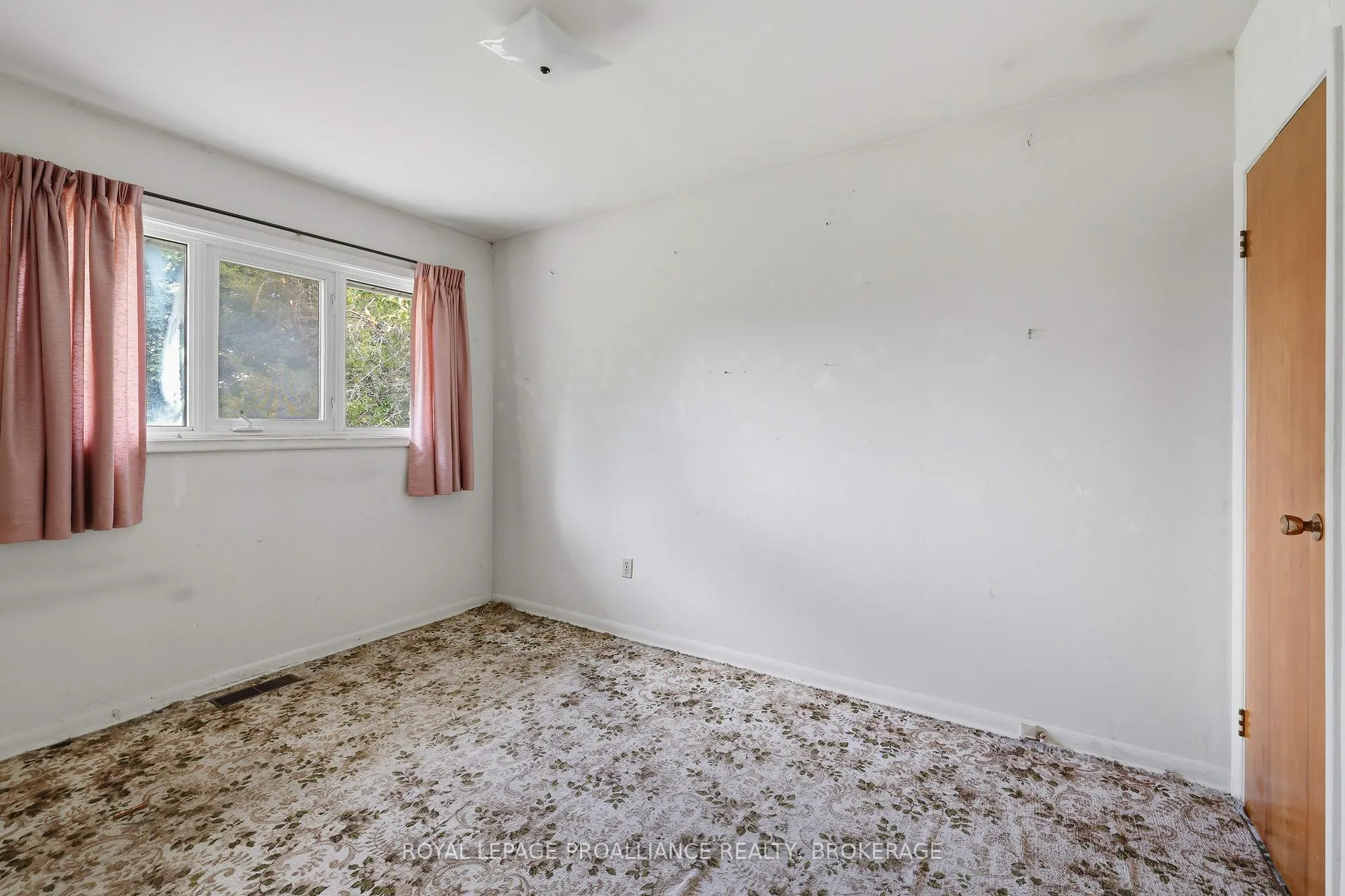 Photo 9 of 15 Park Crescent, Loyalist, Amherstview — HOMEH