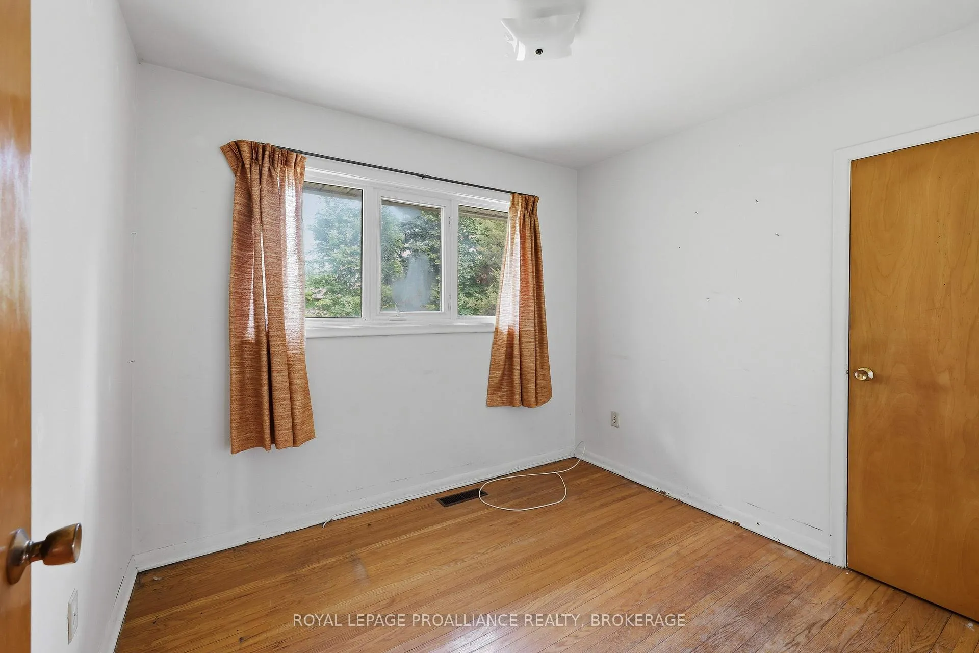 Photo 10 of 15 Park Crescent, Loyalist, Amherstview — HOMEH