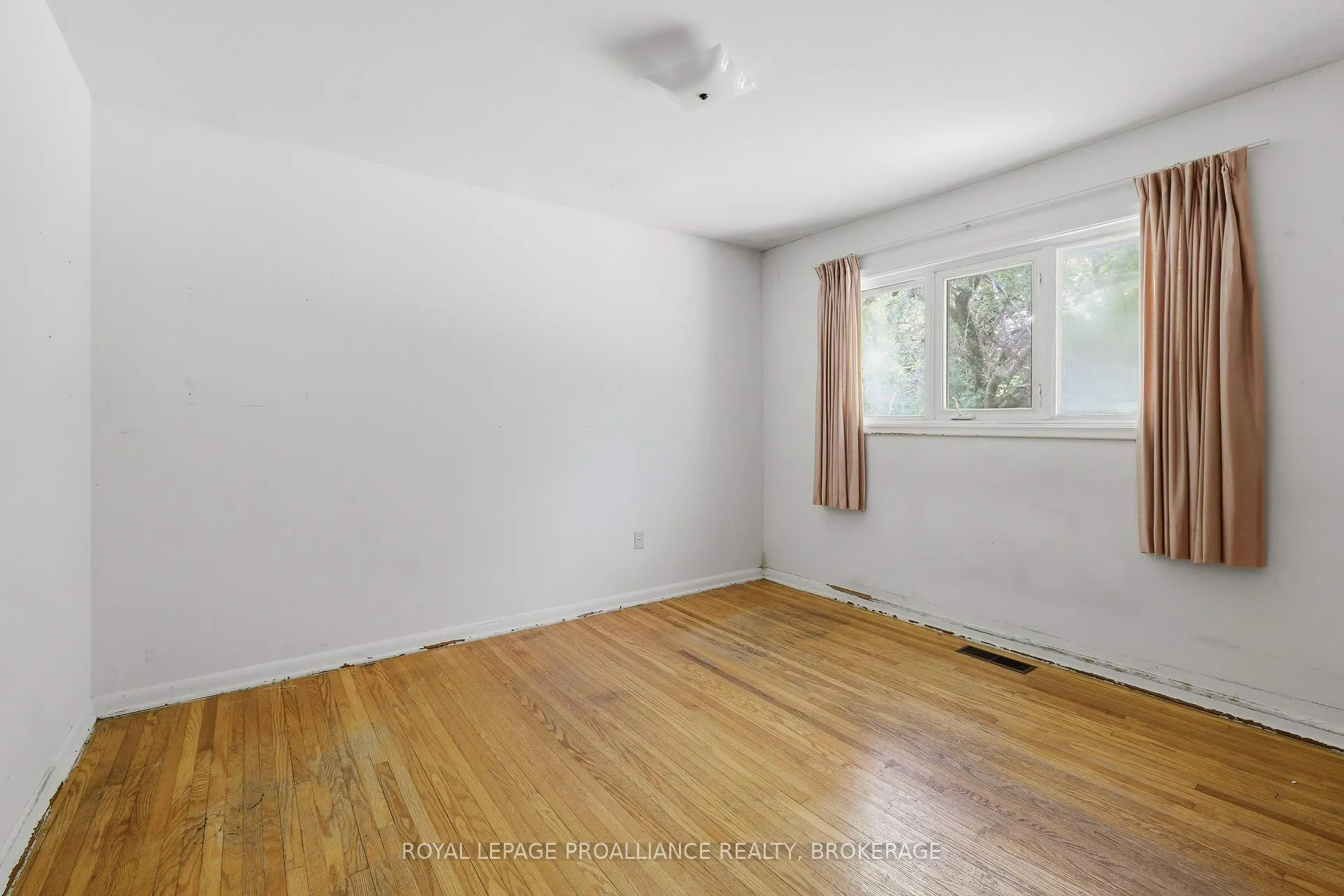 Photo 11 of 15 Park Crescent, Loyalist, Amherstview — HOMEH