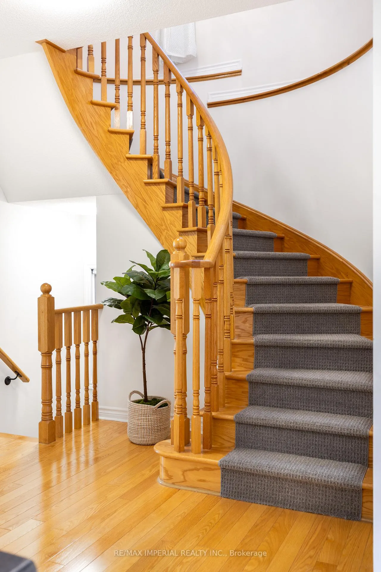 Photo 22 of 2462 Kwinter Road, Oakville, Westmount — HOMEH