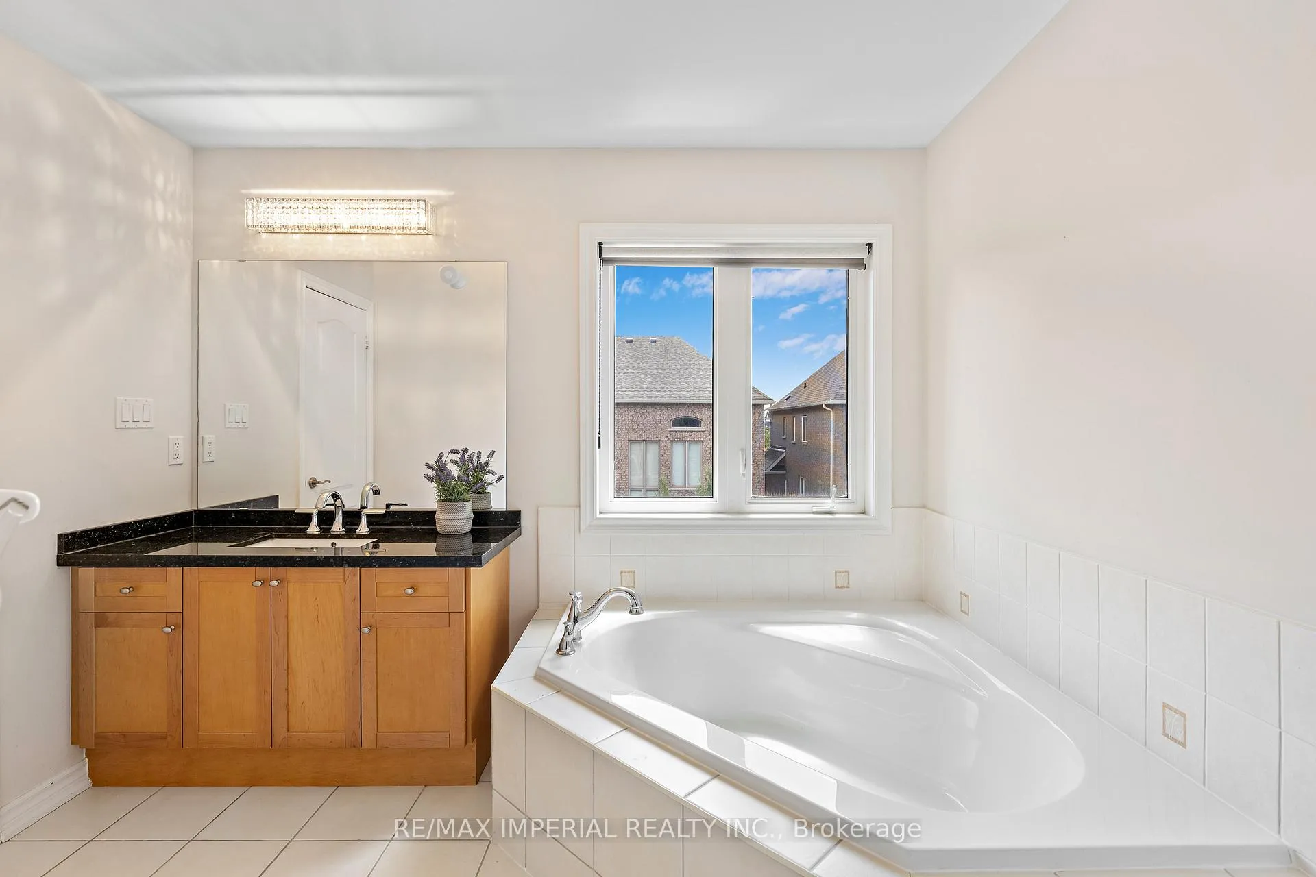 Photo 26 of 2462 Kwinter Road, Oakville, Westmount — HOMEH
