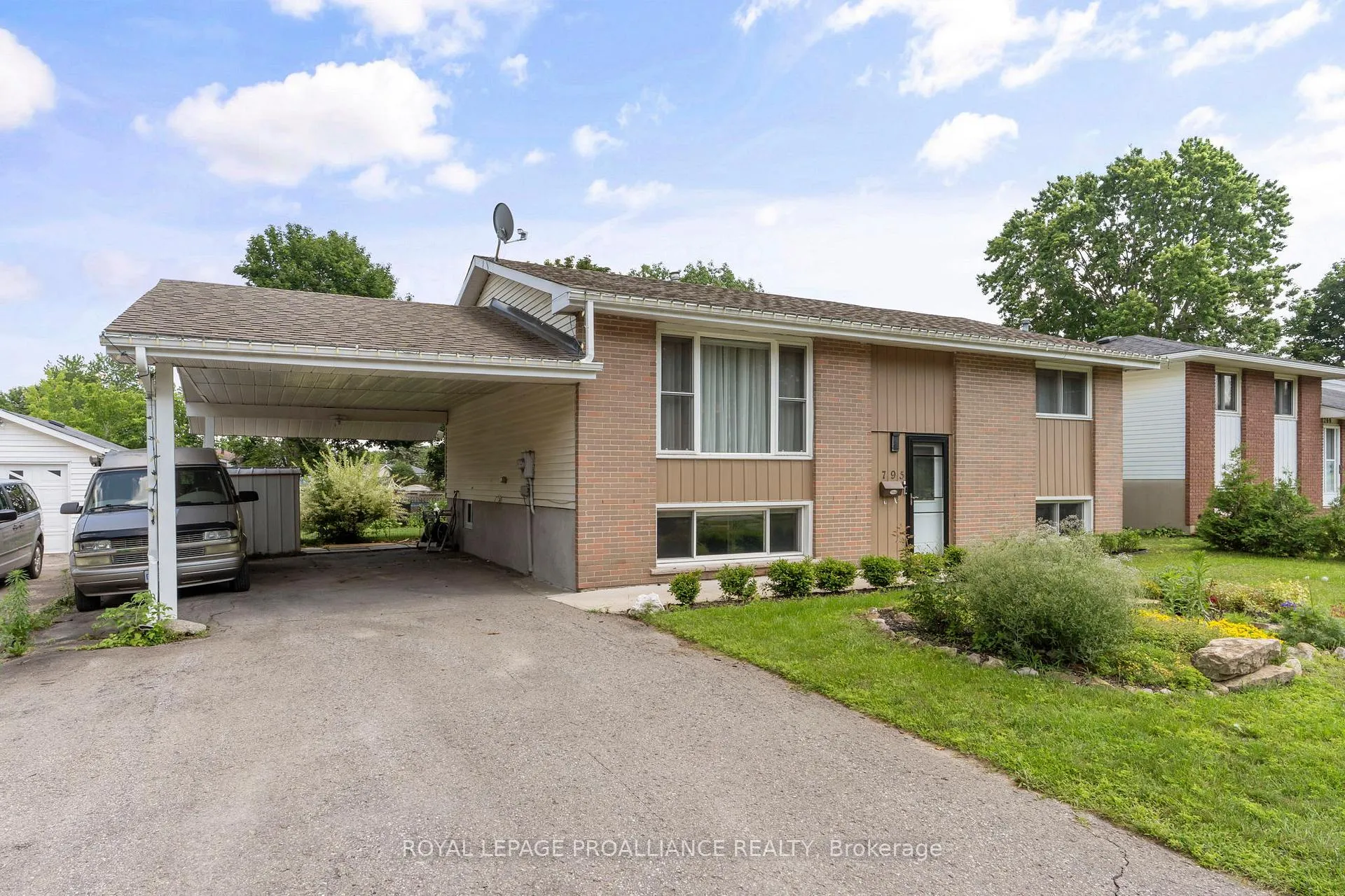 Photo 3 of 795 Laurier Boulevard, Brockville, Brockville — HOMEH