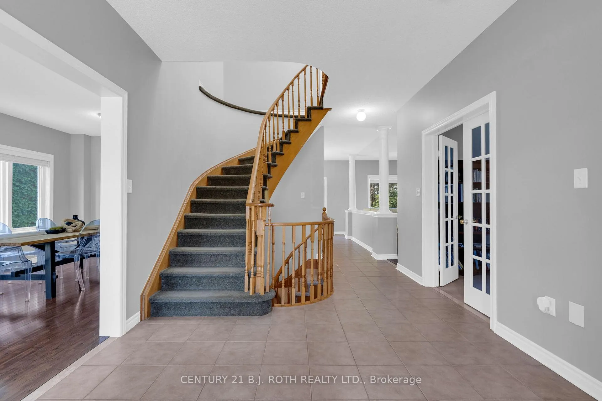 Photo 3 of 22 Silvercreek Crescent, Barrie, Ardagh — HOMEH