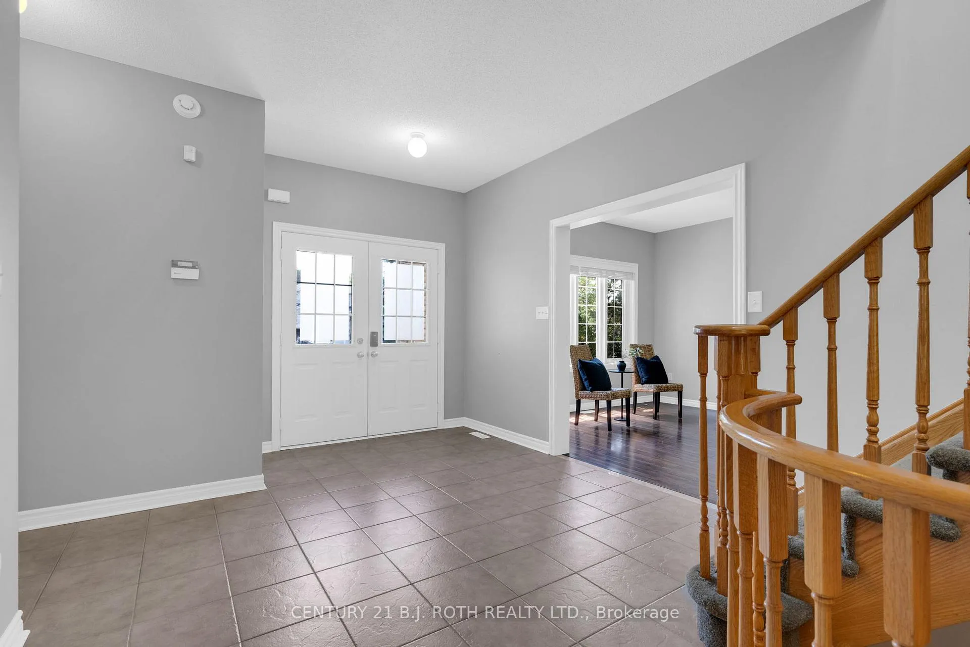 Photo 4 of 22 Silvercreek Crescent, Barrie, Ardagh — HOMEH