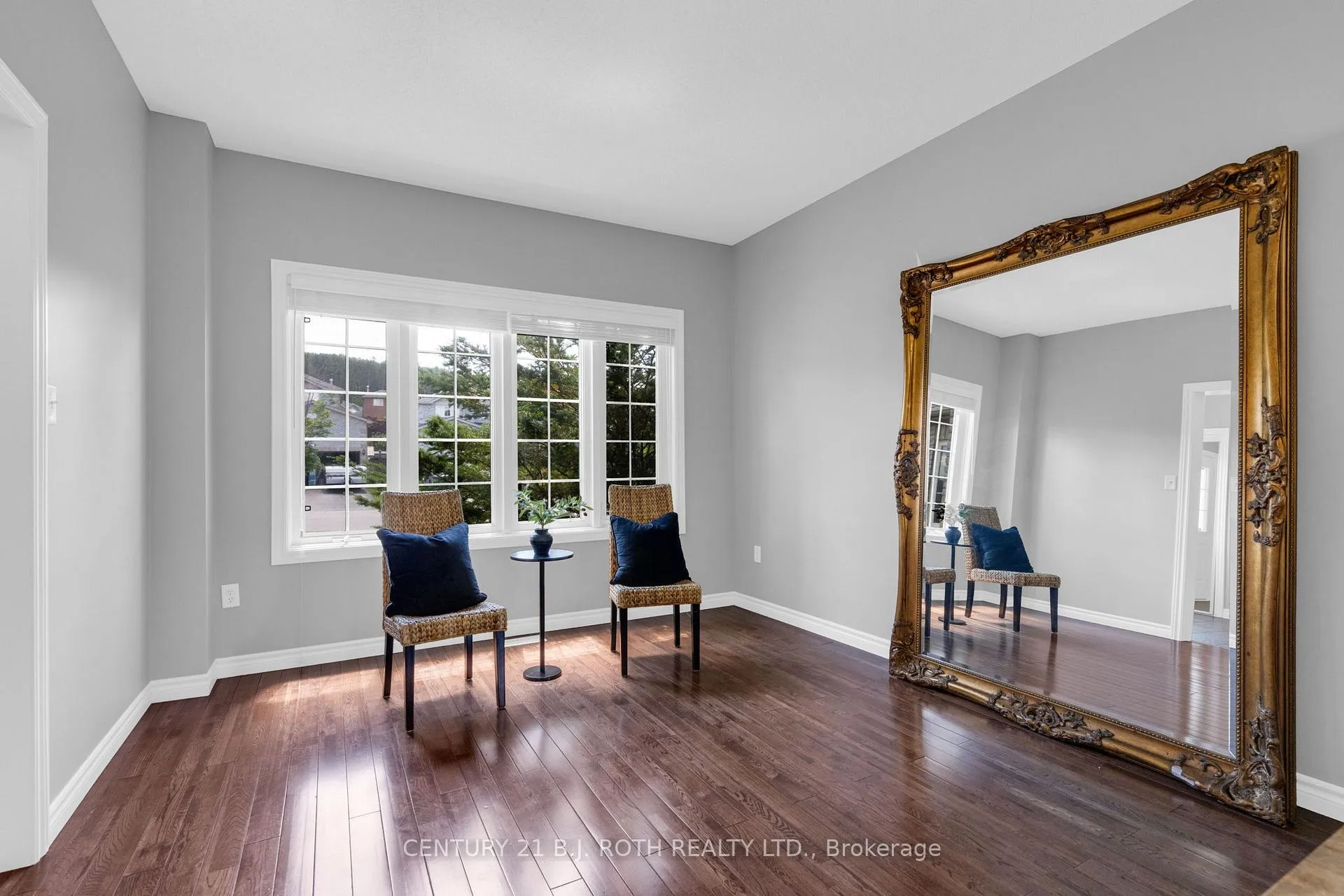 Photo 5 of 22 Silvercreek Crescent, Barrie, Ardagh — HOMEH