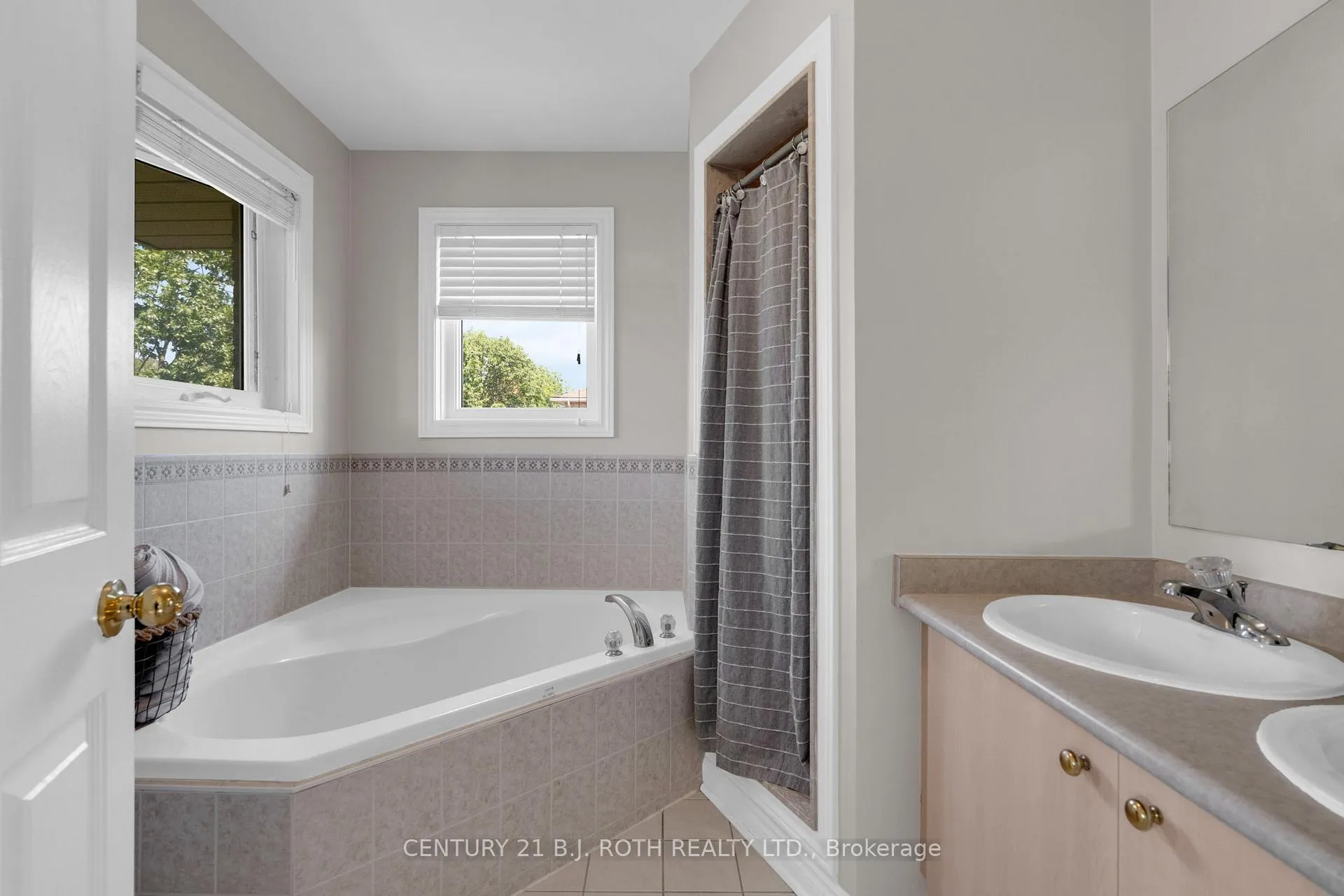 Photo 22 of 22 Silvercreek Crescent, Barrie, Ardagh — HOMEH