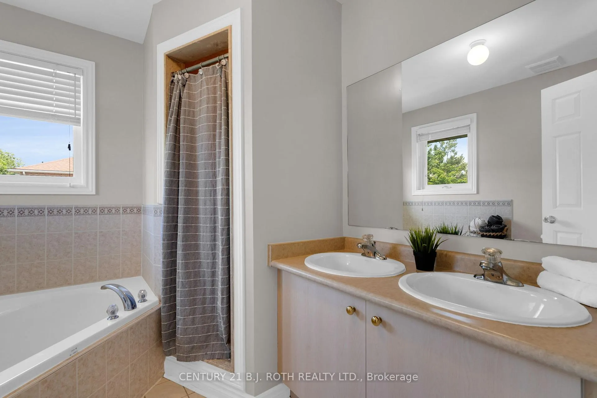 Photo 23 of 22 Silvercreek Crescent, Barrie, Ardagh — HOMEH