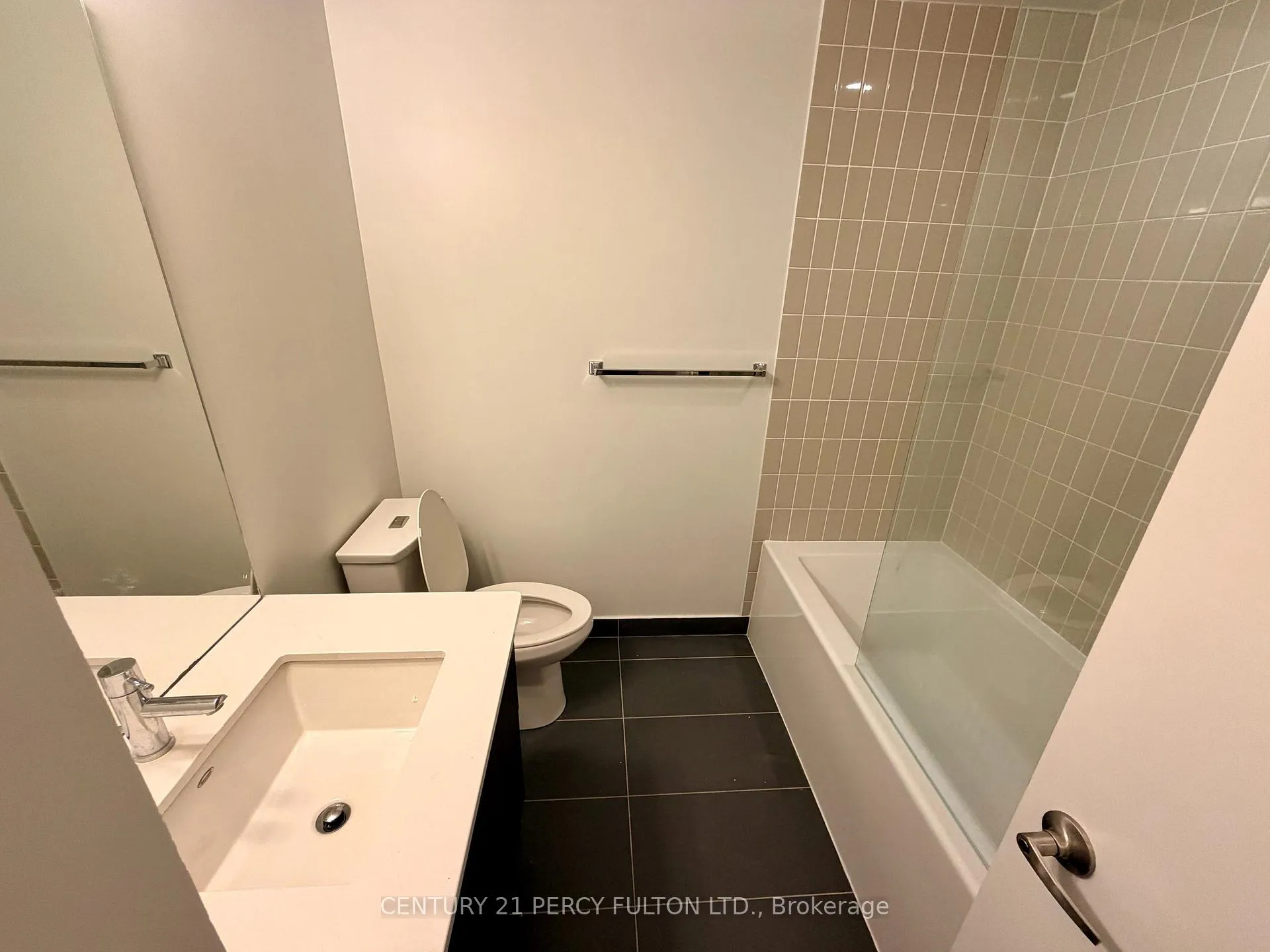 Photo 9 of Unit 813, 210 Simcoe Street, Toronto, Kensington-Chinatown — HOMEH
