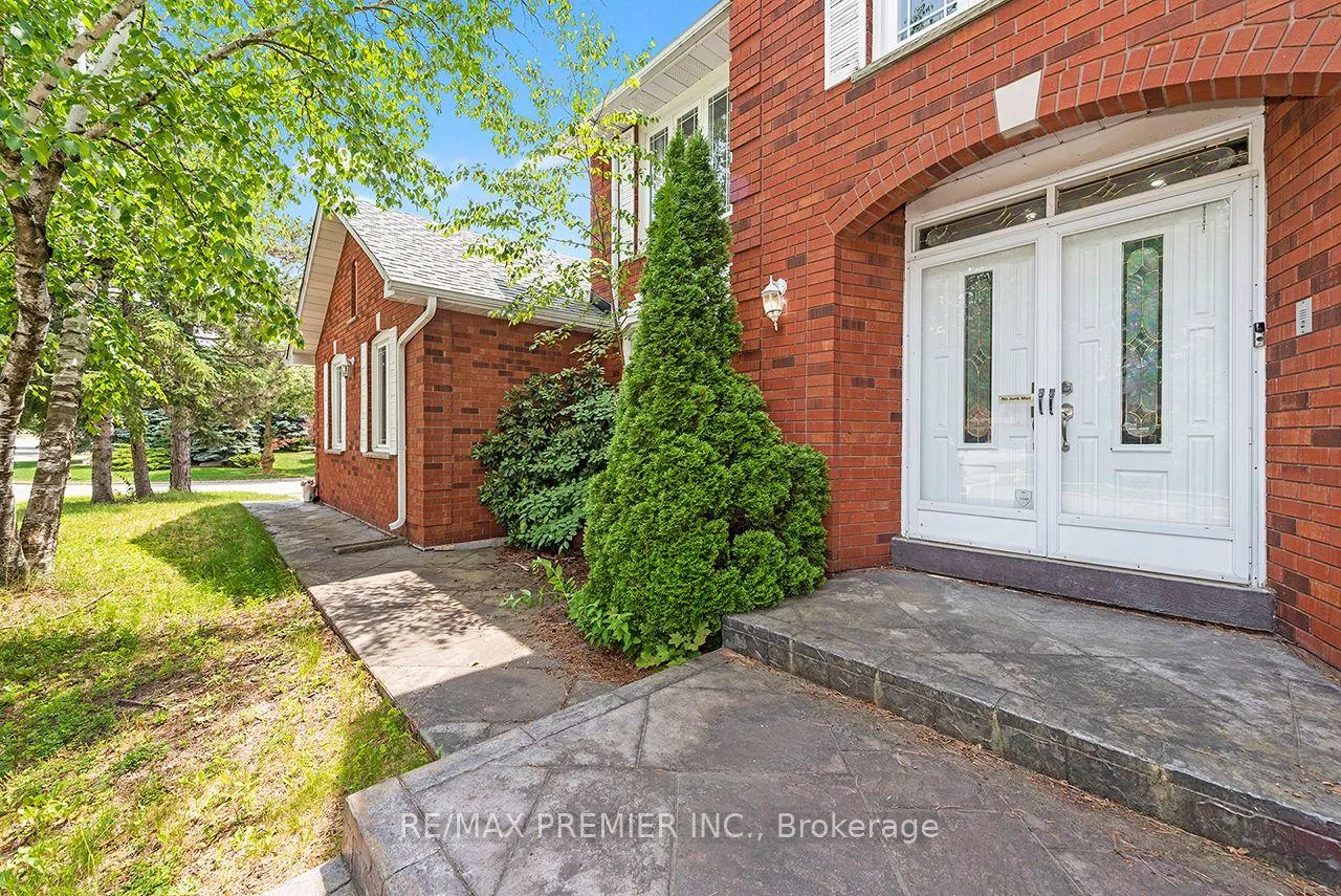 Photo 2 of 4 Bourbon Road, Vaughan, East Woodbridge — HOMEH