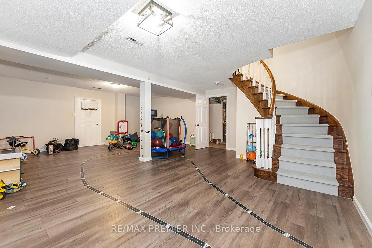 Photo 32 of 4 Bourbon Road, Vaughan, East Woodbridge — HOMEH